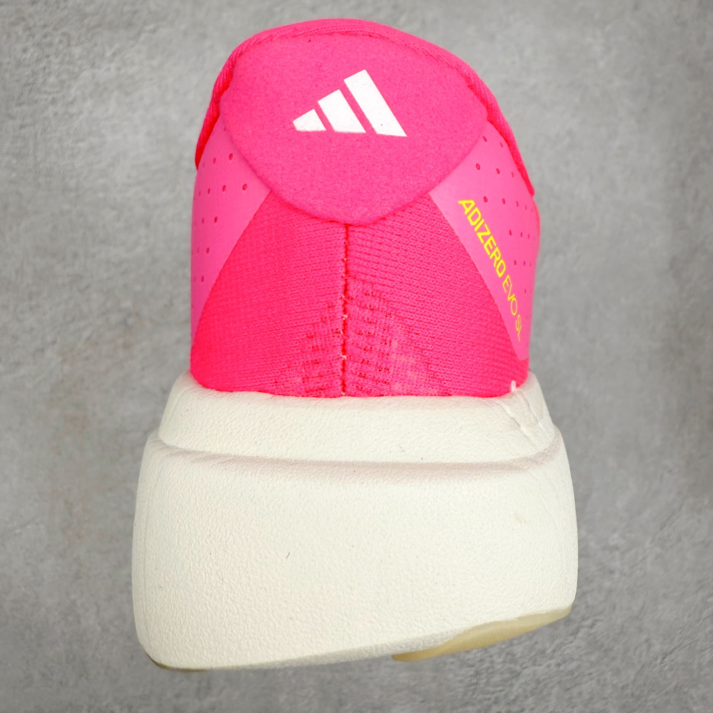 图片[8]-AD Adizero EVO SL 马拉松竞速专业跑鞋 JS4455 CELERMESH针织网面非常轻薄 纤维间的缝隙很大 可以保证跑步时的透气、排汗效果 鞋舌直接与两侧的内衬和鞋底连接在一起 在跑步过程中不会被鞋舌的左右移动所困扰 在标准鞋带孔的基础上再拓宽一组鞋带孔 适合不同脚型的需求 突破性 EnergyRods 技术，有助于跑者实现更好的成绩 中底独特的LIGHTSTRIKE PRO泡棉材质 微弹感觉在跑步过程中给予了良好的支撑体验 对于顶级精英和高水平进阶跑者来说 ADIOS PRO是一双值得信赖的竞速比赛用鞋 尺码：36 36.5 37.5 38 38.5 39 40 40.5 41 42 42.5 43 44 44.5 45-选品中心