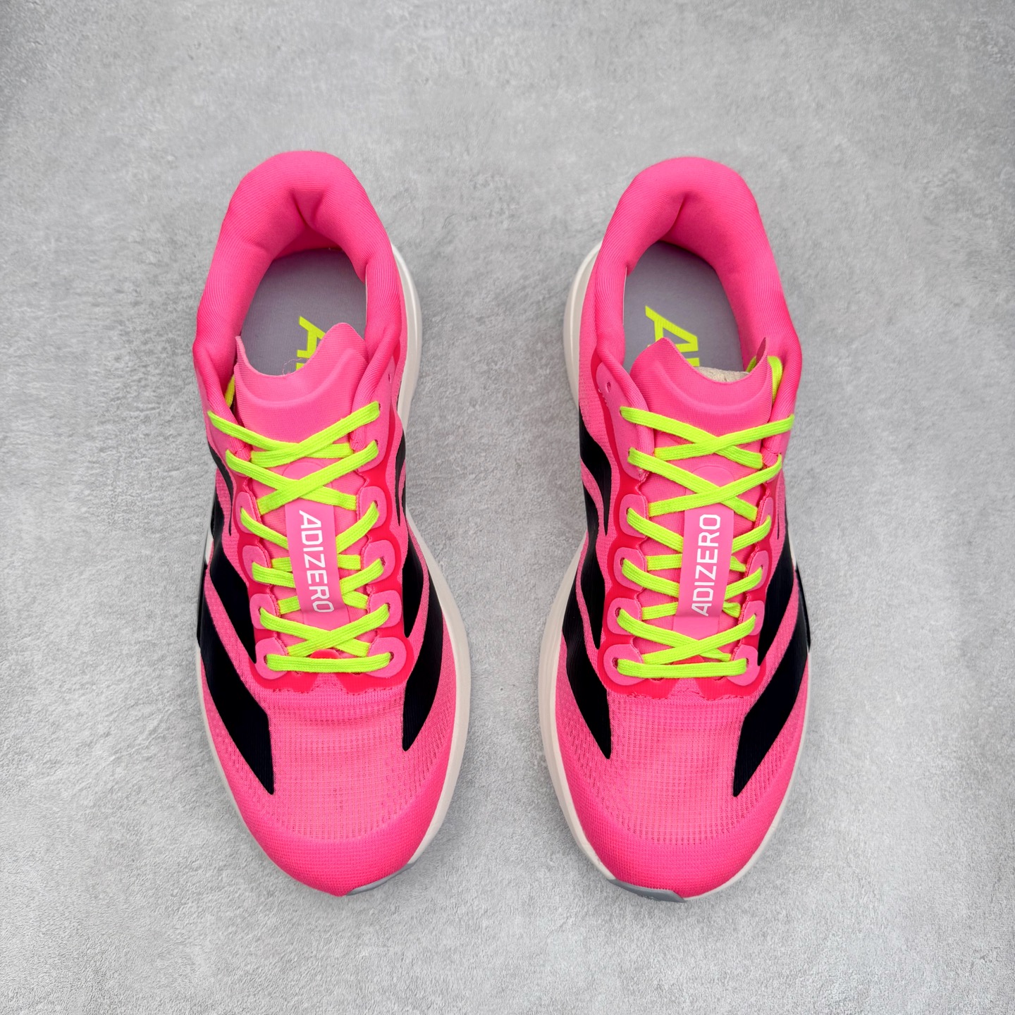 图片[2]-AD Adizero EVO SL 马拉松竞速专业跑鞋 JS4455 CELERMESH针织网面非常轻薄 纤维间的缝隙很大 可以保证跑步时的透气、排汗效果 鞋舌直接与两侧的内衬和鞋底连接在一起 在跑步过程中不会被鞋舌的左右移动所困扰 在标准鞋带孔的基础上再拓宽一组鞋带孔 适合不同脚型的需求 突破性 EnergyRods 技术，有助于跑者实现更好的成绩 中底独特的LIGHTSTRIKE PRO泡棉材质 微弹感觉在跑步过程中给予了良好的支撑体验 对于顶级精英和高水平进阶跑者来说 ADIOS PRO是一双值得信赖的竞速比赛用鞋 尺码：36 36.5 37.5 38 38.5 39 40 40.5 41 42 42.5 43 44 44.5 45-选品中心