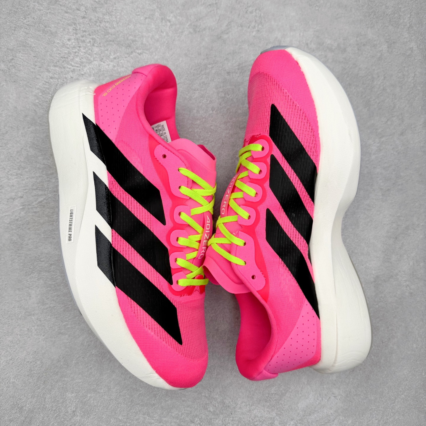 图片[3]-AD Adizero EVO SL 马拉松竞速专业跑鞋 JS4455 CELERMESH针织网面非常轻薄 纤维间的缝隙很大 可以保证跑步时的透气、排汗效果 鞋舌直接与两侧的内衬和鞋底连接在一起 在跑步过程中不会被鞋舌的左右移动所困扰 在标准鞋带孔的基础上再拓宽一组鞋带孔 适合不同脚型的需求 突破性 EnergyRods 技术，有助于跑者实现更好的成绩 中底独特的LIGHTSTRIKE PRO泡棉材质 微弹感觉在跑步过程中给予了良好的支撑体验 对于顶级精英和高水平进阶跑者来说 ADIOS PRO是一双值得信赖的竞速比赛用鞋 尺码：36 36.5 37.5 38 38.5 39 40 40.5 41 42 42.5 43 44 44.5 45-选品中心