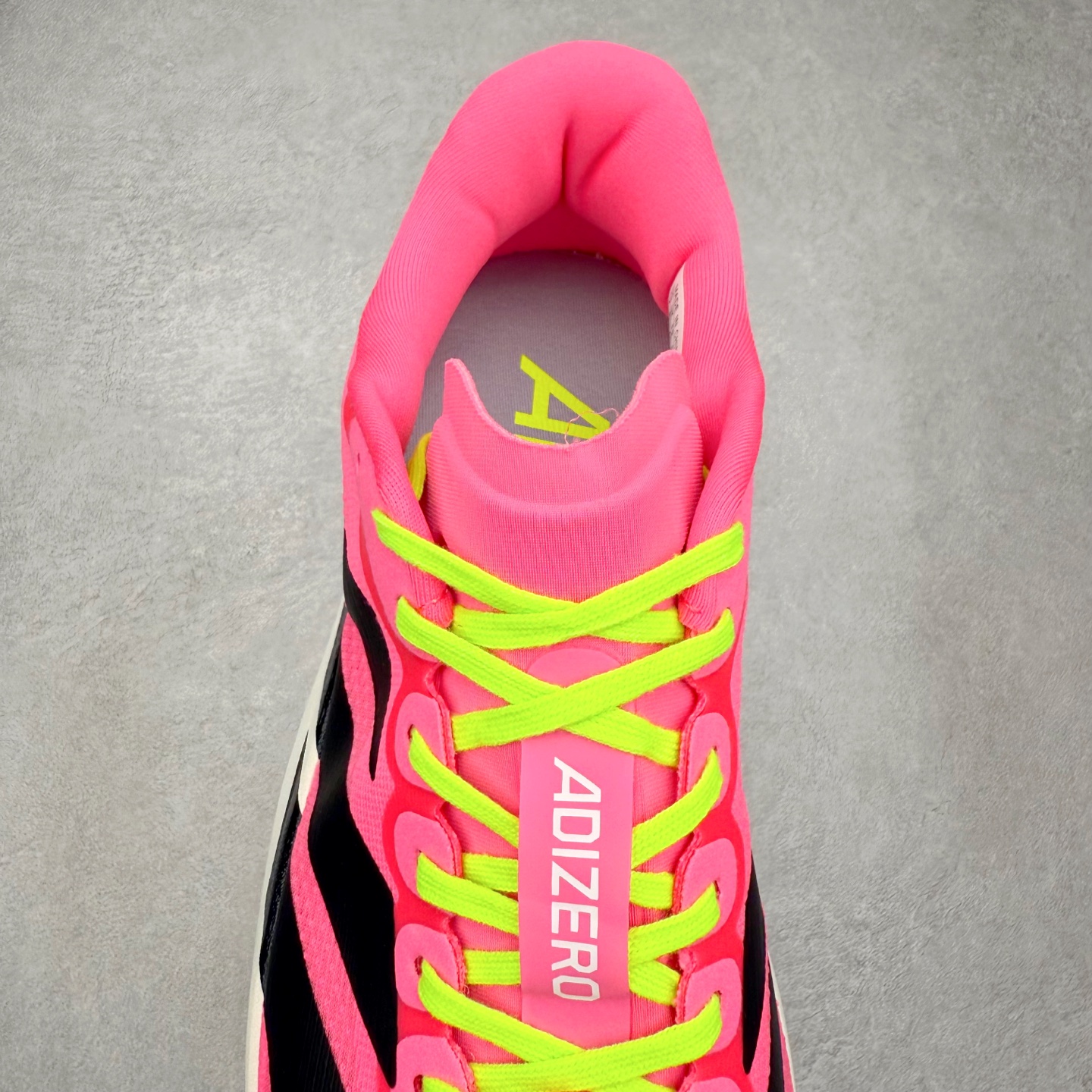 图片[5]-AD Adizero EVO SL 马拉松竞速专业跑鞋 JS4455 CELERMESH针织网面非常轻薄 纤维间的缝隙很大 可以保证跑步时的透气、排汗效果 鞋舌直接与两侧的内衬和鞋底连接在一起 在跑步过程中不会被鞋舌的左右移动所困扰 在标准鞋带孔的基础上再拓宽一组鞋带孔 适合不同脚型的需求 突破性 EnergyRods 技术，有助于跑者实现更好的成绩 中底独特的LIGHTSTRIKE PRO泡棉材质 微弹感觉在跑步过程中给予了良好的支撑体验 对于顶级精英和高水平进阶跑者来说 ADIOS PRO是一双值得信赖的竞速比赛用鞋 尺码：36 36.5 37.5 38 38.5 39 40 40.5 41 42 42.5 43 44 44.5 45-选品中心