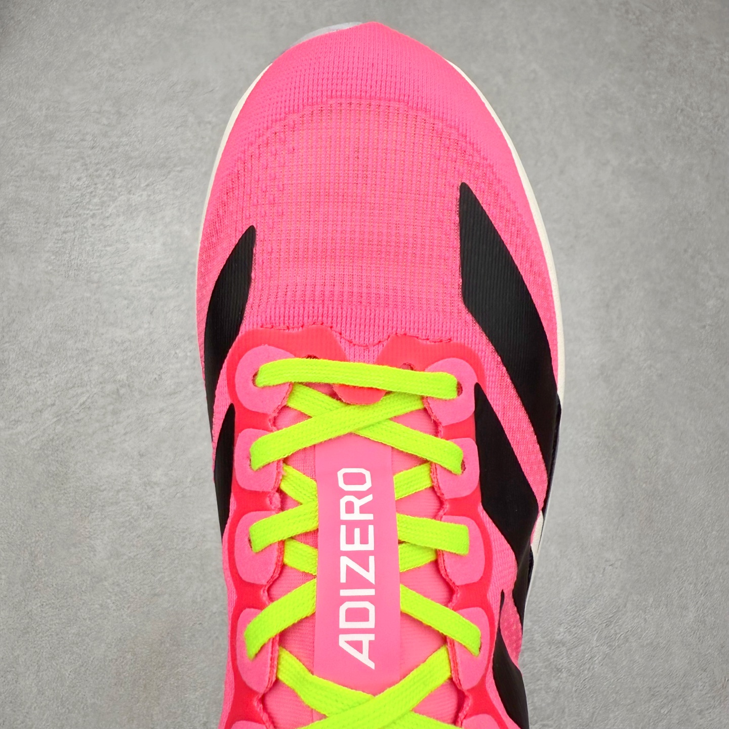 图片[4]-AD Adizero EVO SL 马拉松竞速专业跑鞋 JS4455 CELERMESH针织网面非常轻薄 纤维间的缝隙很大 可以保证跑步时的透气、排汗效果 鞋舌直接与两侧的内衬和鞋底连接在一起 在跑步过程中不会被鞋舌的左右移动所困扰 在标准鞋带孔的基础上再拓宽一组鞋带孔 适合不同脚型的需求 突破性 EnergyRods 技术，有助于跑者实现更好的成绩 中底独特的LIGHTSTRIKE PRO泡棉材质 微弹感觉在跑步过程中给予了良好的支撑体验 对于顶级精英和高水平进阶跑者来说 ADIOS PRO是一双值得信赖的竞速比赛用鞋 尺码：36 36.5 37.5 38 38.5 39 40 40.5 41 42 42.5 43 44 44.5 45-选品中心