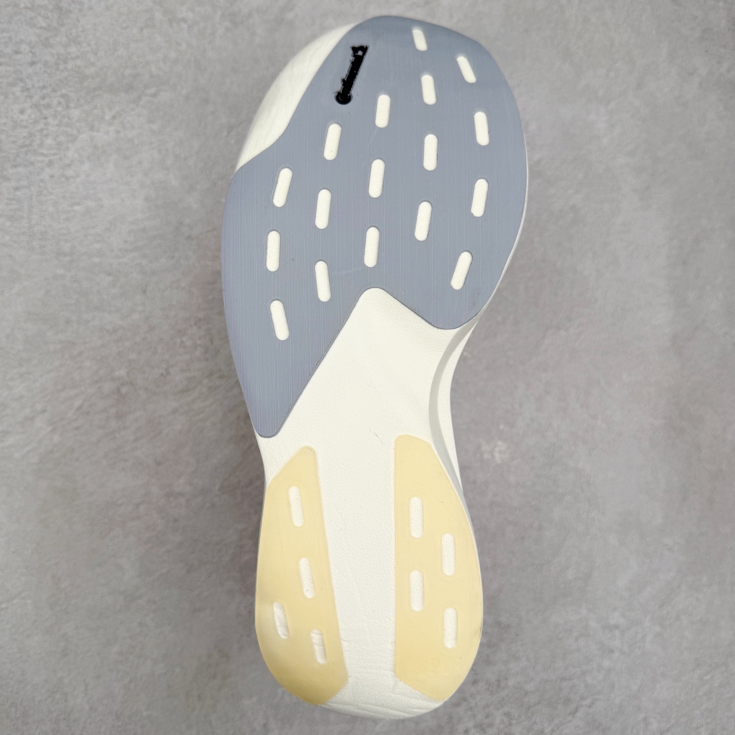 图片[9]-AD Adizero EVO SL 马拉松竞速专业跑鞋 JS4455 CELERMESH针织网面非常轻薄 纤维间的缝隙很大 可以保证跑步时的透气、排汗效果 鞋舌直接与两侧的内衬和鞋底连接在一起 在跑步过程中不会被鞋舌的左右移动所困扰 在标准鞋带孔的基础上再拓宽一组鞋带孔 适合不同脚型的需求 突破性 EnergyRods 技术，有助于跑者实现更好的成绩 中底独特的LIGHTSTRIKE PRO泡棉材质 微弹感觉在跑步过程中给予了良好的支撑体验 对于顶级精英和高水平进阶跑者来说 ADIOS PRO是一双值得信赖的竞速比赛用鞋 尺码：36 36.5 37.5 38 38.5 39 40 40.5 41 42 42.5 43 44 44.5 45-选品中心