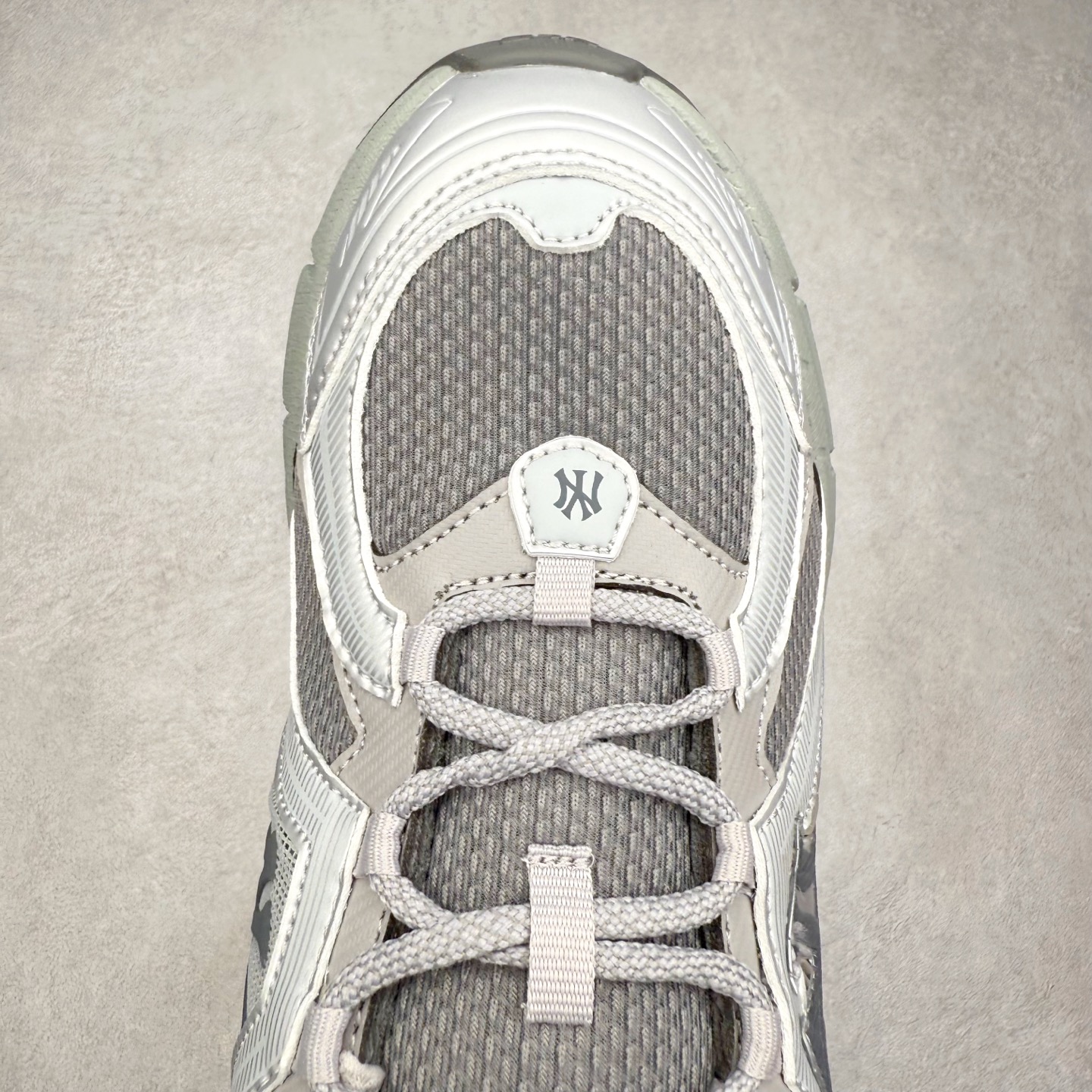 图片[4]-MLB New York Yankees Curve Runner 舒适百搭流浪鞋防滑耐磨低帮跑步鞋 Korea韩国联名NY美国榄球纽约洋基队限定 目前可过轻松秒过各类鉴定 能操作的私聊 韩国代购专供 左脚内置NFC感应 区别市面贴纸假芯片 MLB专用菱形双针中底布 重点细节中底布带注胶孔 原厂NFC感应吊牌 支持鉴定 一个两位数 原盒原标 全套原楦原纸板原厂数据开发 中韩文保养标贴 绿色防霉片 平台代购专供 独家一比一RB+MD组合大底 高频后跟小人Logo精准对位立体饱满 正确网布加超迁鞋面 转印中底走线紧密 转印Logo工艺表层防刮不掉色 尺码：35 36 36.5 37.5 38 38.5 39 40 40.5 41 42 42.5 43 44 44.5 45-选品中心