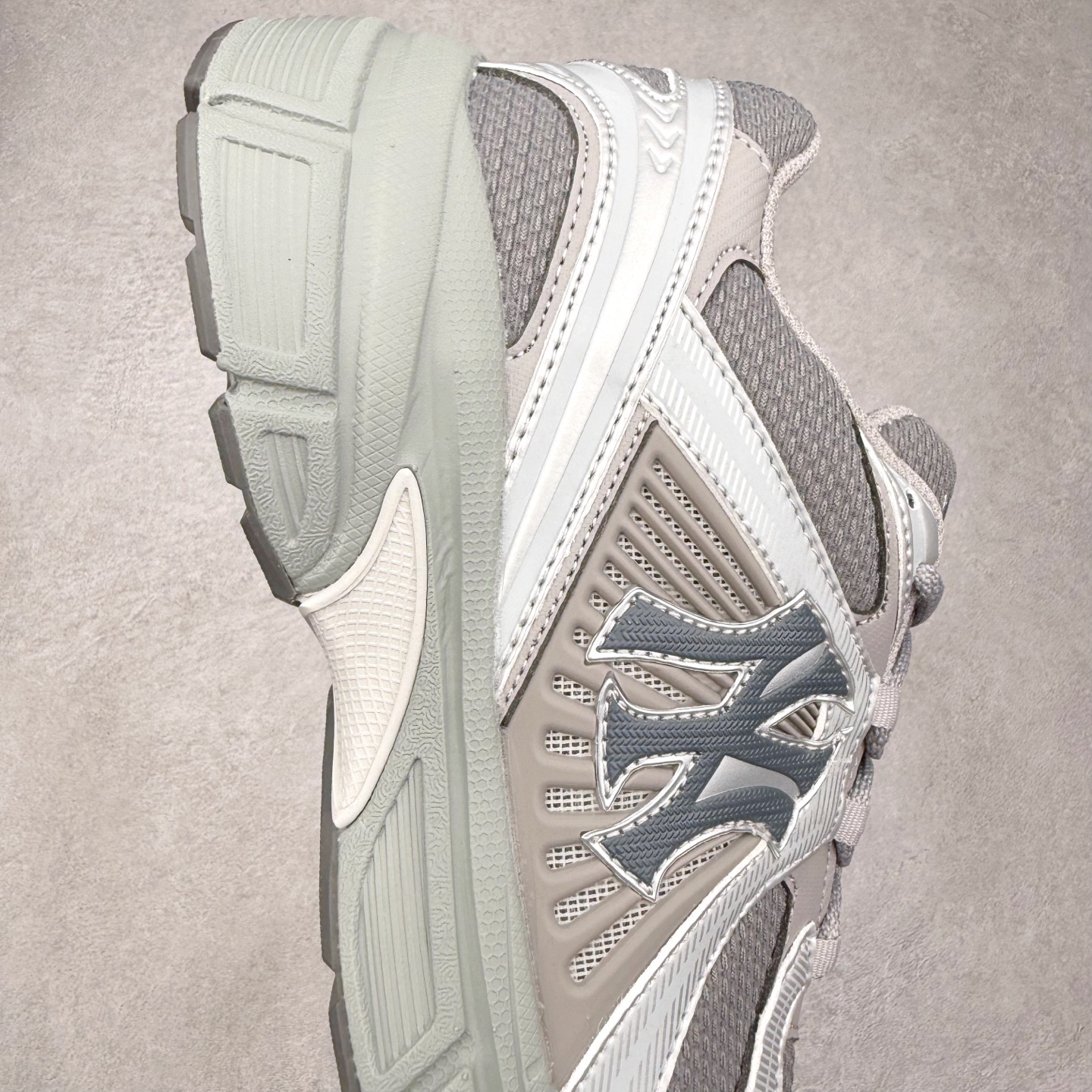 图片[6]-MLB New York Yankees Curve Runner 舒适百搭流浪鞋防滑耐磨低帮跑步鞋 Korea韩国联名NY美国榄球纽约洋基队限定 目前可过轻松秒过各类鉴定 能操作的私聊 韩国代购专供 左脚内置NFC感应 区别市面贴纸假芯片 MLB专用菱形双针中底布 重点细节中底布带注胶孔 原厂NFC感应吊牌 支持鉴定 一个两位数 原盒原标 全套原楦原纸板原厂数据开发 中韩文保养标贴 绿色防霉片 平台代购专供 独家一比一RB+MD组合大底 高频后跟小人Logo精准对位立体饱满 正确网布加超迁鞋面 转印中底走线紧密 转印Logo工艺表层防刮不掉色 尺码：35 36 36.5 37.5 38 38.5 39 40 40.5 41 42 42.5 43 44 44.5 45-选品中心