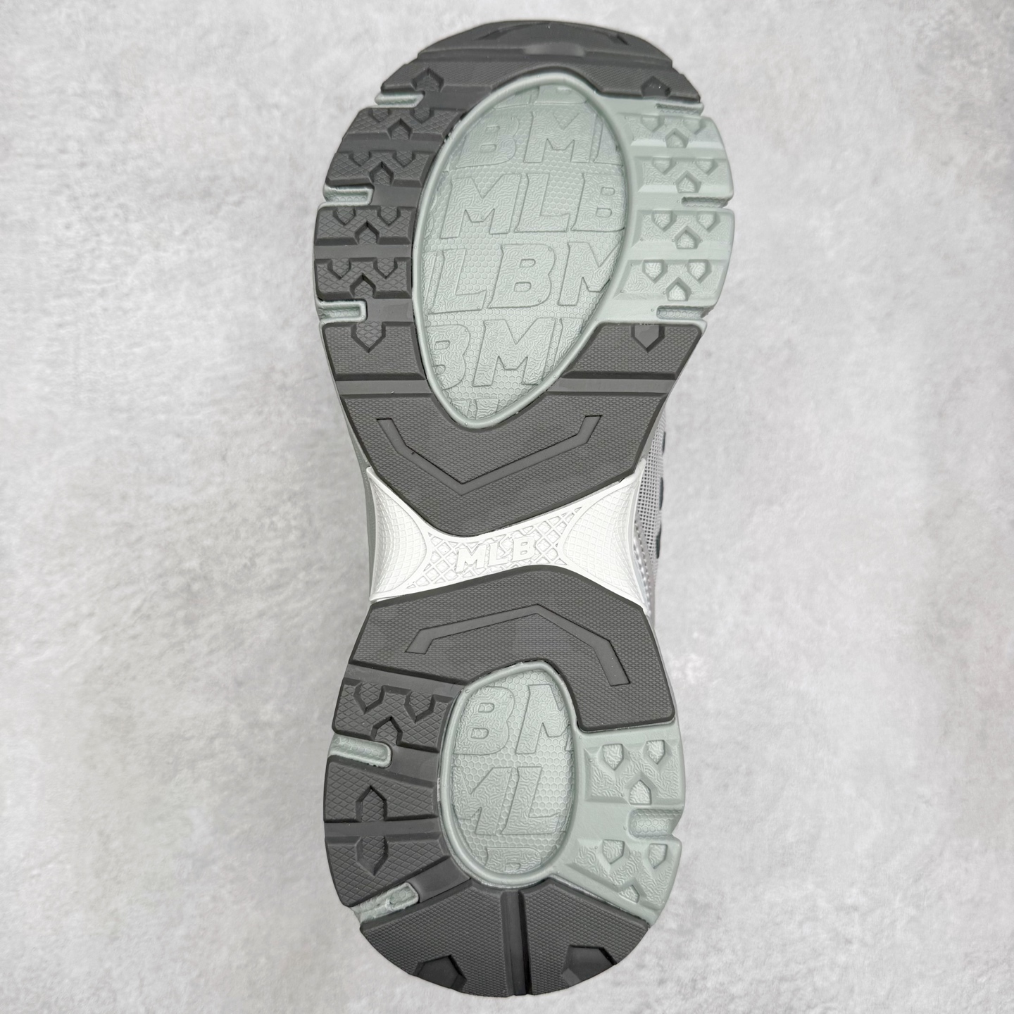 图片[9]-MLB New York Yankees Curve Runner 舒适百搭流浪鞋防滑耐磨低帮跑步鞋 Korea韩国联名NY美国榄球纽约洋基队限定 目前可过轻松秒过各类鉴定 能操作的私聊 韩国代购专供 左脚内置NFC感应 区别市面贴纸假芯片 MLB专用菱形双针中底布 重点细节中底布带注胶孔 原厂NFC感应吊牌 支持鉴定 一个两位数 原盒原标 全套原楦原纸板原厂数据开发 中韩文保养标贴 绿色防霉片 平台代购专供 独家一比一RB+MD组合大底 高频后跟小人Logo精准对位立体饱满 正确网布加超迁鞋面 转印中底走线紧密 转印Logo工艺表层防刮不掉色 尺码：35 36 36.5 37.5 38 38.5 39 40 40.5 41 42 42.5 43 44 44.5 45-选品中心