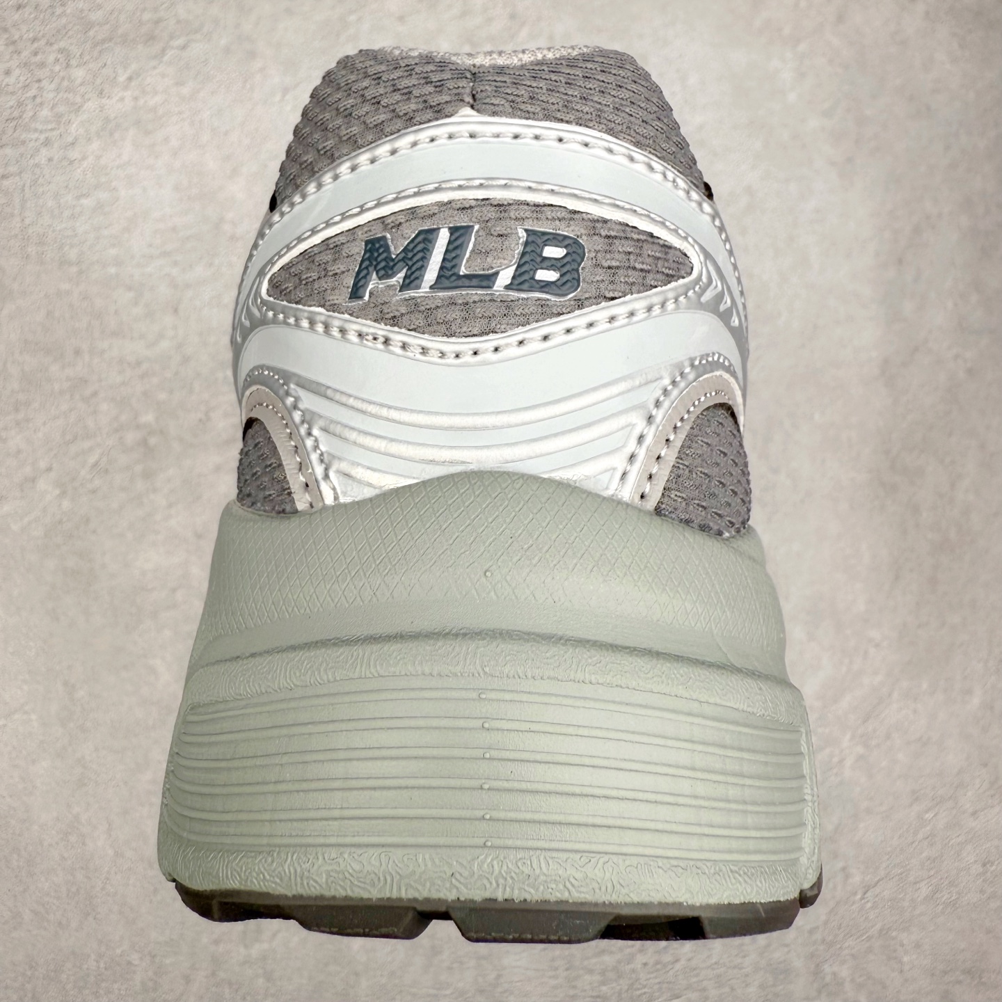 图片[8]-MLB New York Yankees Curve Runner 舒适百搭流浪鞋防滑耐磨低帮跑步鞋 Korea韩国联名NY美国榄球纽约洋基队限定 目前可过轻松秒过各类鉴定 能操作的私聊 韩国代购专供 左脚内置NFC感应 区别市面贴纸假芯片 MLB专用菱形双针中底布 重点细节中底布带注胶孔 原厂NFC感应吊牌 支持鉴定 一个两位数 原盒原标 全套原楦原纸板原厂数据开发 中韩文保养标贴 绿色防霉片 平台代购专供 独家一比一RB+MD组合大底 高频后跟小人Logo精准对位立体饱满 正确网布加超迁鞋面 转印中底走线紧密 转印Logo工艺表层防刮不掉色 尺码：35 36 36.5 37.5 38 38.5 39 40 40.5 41 42 42.5 43 44 44.5 45-选品中心