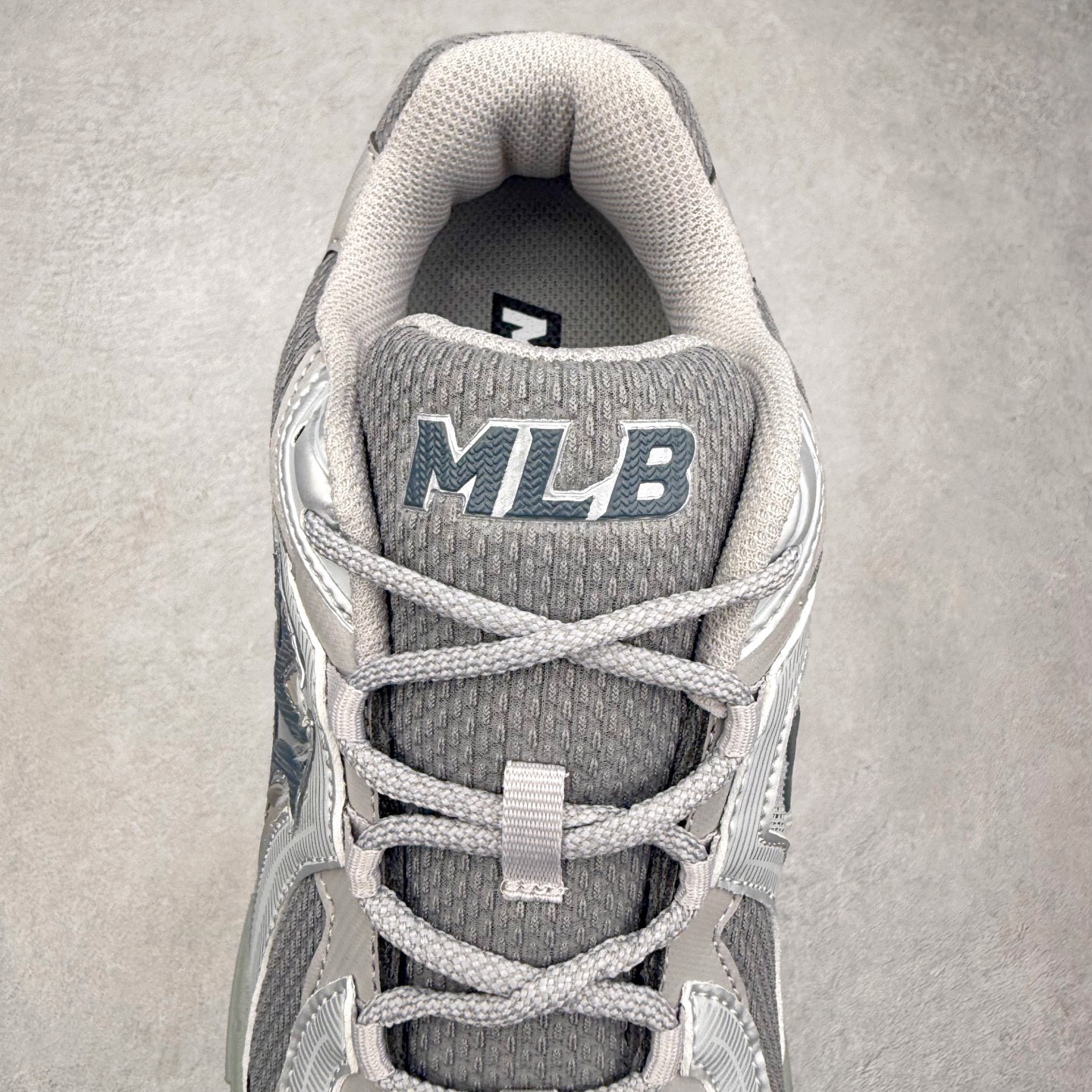 图片[5]-MLB New York Yankees Curve Runner 舒适百搭流浪鞋防滑耐磨低帮跑步鞋 Korea韩国联名NY美国榄球纽约洋基队限定 目前可过轻松秒过各类鉴定 能操作的私聊 韩国代购专供 左脚内置NFC感应 区别市面贴纸假芯片 MLB专用菱形双针中底布 重点细节中底布带注胶孔 原厂NFC感应吊牌 支持鉴定 一个两位数 原盒原标 全套原楦原纸板原厂数据开发 中韩文保养标贴 绿色防霉片 平台代购专供 独家一比一RB+MD组合大底 高频后跟小人Logo精准对位立体饱满 正确网布加超迁鞋面 转印中底走线紧密 转印Logo工艺表层防刮不掉色 尺码：35 36 36.5 37.5 38 38.5 39 40 40.5 41 42 42.5 43 44 44.5 45-选品中心