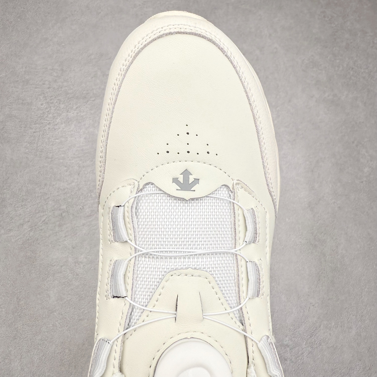 图片[4]-DESCENTE TRAINING 迪桑特系列舒适时尚 舒适防滑耐磨低帮训练鞋 DESCENTE（迪桑特）创立于1935年，品牌名取自法语词汇，意为“滑降”。品牌箭头标识代表滑雪的三种技术“高速直线滑行”、“穿越”和“侧滑”，也寓意品牌在打造高端专业运动产品中不断追求完美的创新精神，致力于成为中国高端专业滑雪、综训、女子、铁人三项、高尔夫的第一品牌。实拍调校N版已经零色差零失真 百分百还原实物色彩所见即所得 不存在货不对板色差等低级问题 选购参考实物拍摄 不混卖不参货 只用心做好货严格选品 承诺混一赔十 尺码：36 36.5 37.5 38 38.5 39 40 40.5 41 42 42.5 43 44 44.5 45-选品中心