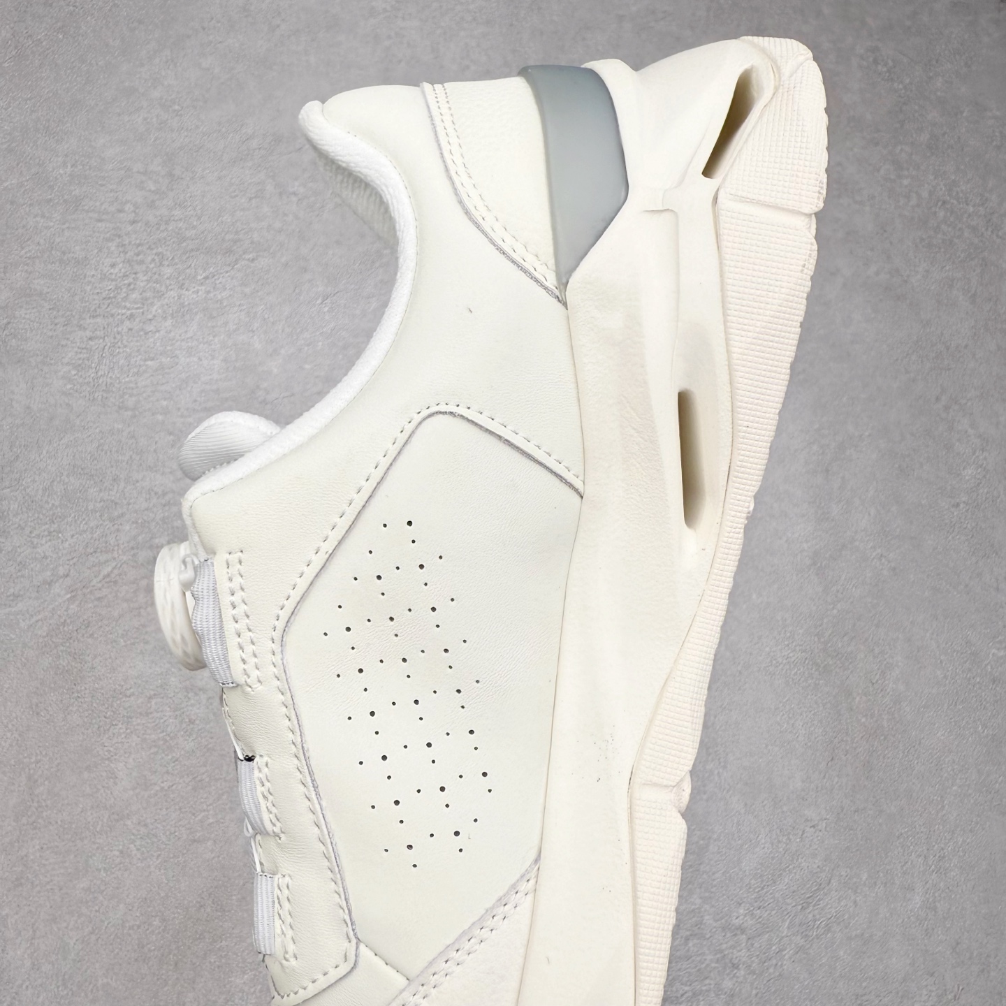 图片[7]-DESCENTE TRAINING 迪桑特系列舒适时尚 舒适防滑耐磨低帮训练鞋 DESCENTE（迪桑特）创立于1935年，品牌名取自法语词汇，意为“滑降”。品牌箭头标识代表滑雪的三种技术“高速直线滑行”、“穿越”和“侧滑”，也寓意品牌在打造高端专业运动产品中不断追求完美的创新精神，致力于成为中国高端专业滑雪、综训、女子、铁人三项、高尔夫的第一品牌。实拍调校N版已经零色差零失真 百分百还原实物色彩所见即所得 不存在货不对板色差等低级问题 选购参考实物拍摄 不混卖不参货 只用心做好货严格选品 承诺混一赔十 尺码：36 36.5 37.5 38 38.5 39 40 40.5 41 42 42.5 43 44 44.5 45-选品中心