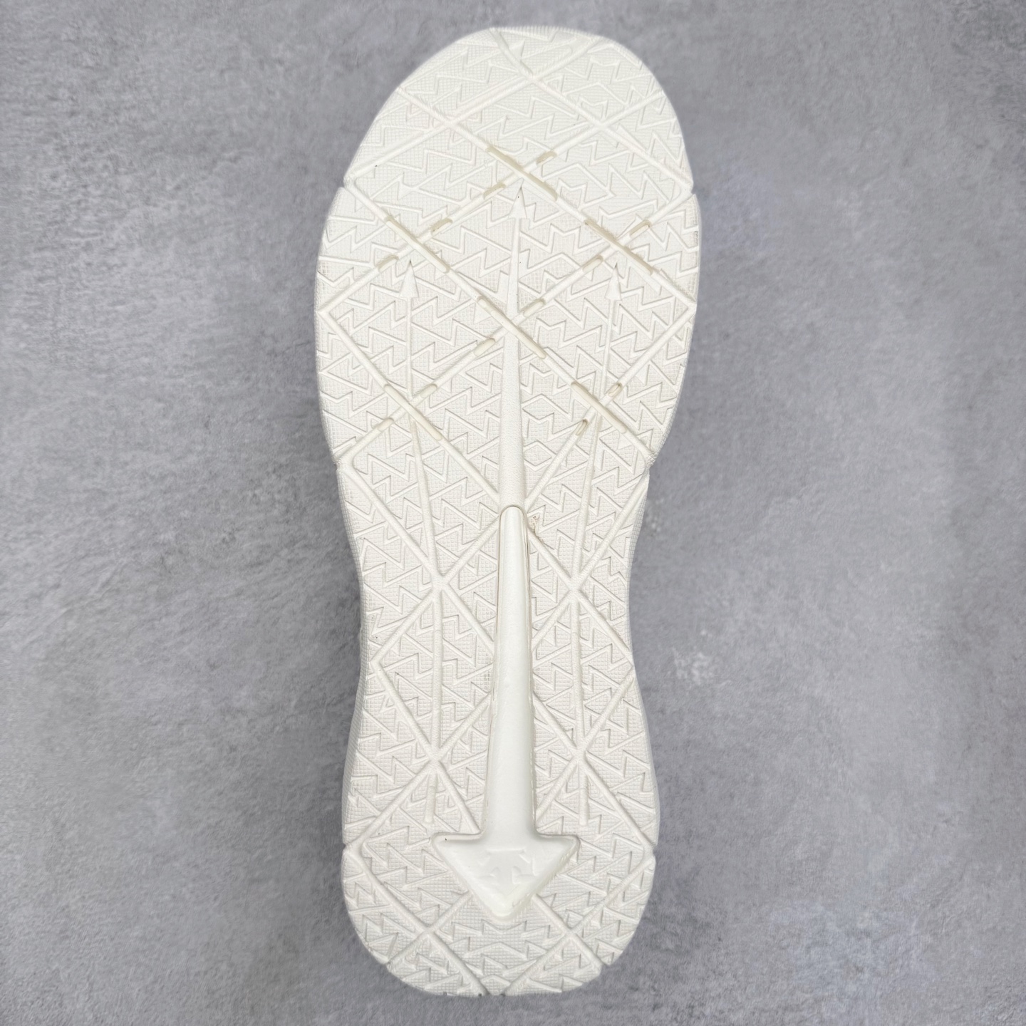 图片[9]-DESCENTE TRAINING 迪桑特系列舒适时尚 舒适防滑耐磨低帮训练鞋 DESCENTE（迪桑特）创立于1935年，品牌名取自法语词汇，意为“滑降”。品牌箭头标识代表滑雪的三种技术“高速直线滑行”、“穿越”和“侧滑”，也寓意品牌在打造高端专业运动产品中不断追求完美的创新精神，致力于成为中国高端专业滑雪、综训、女子、铁人三项、高尔夫的第一品牌。实拍调校N版已经零色差零失真 百分百还原实物色彩所见即所得 不存在货不对板色差等低级问题 选购参考实物拍摄 不混卖不参货 只用心做好货严格选品 承诺混一赔十 尺码：36 36.5 37.5 38 38.5 39 40 40.5 41 42 42.5 43 44 44.5 45-选品中心