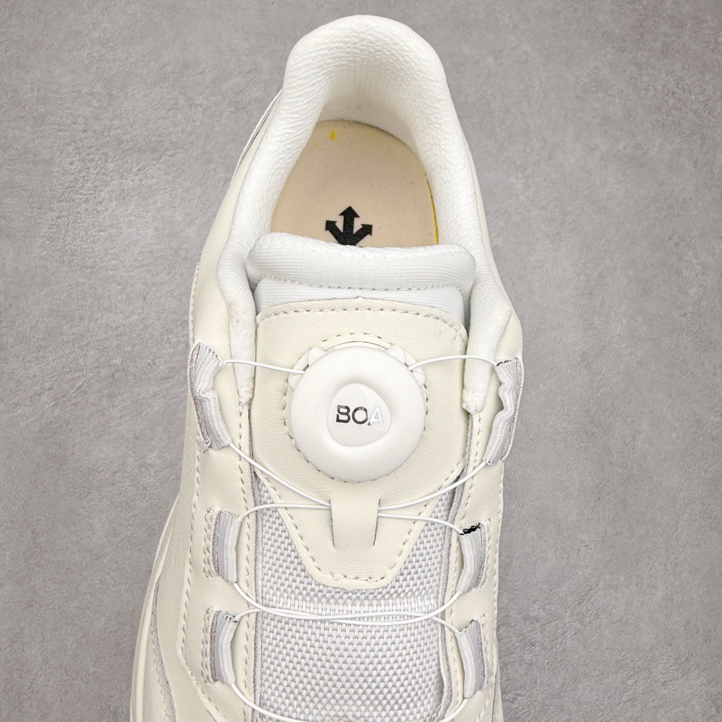 图片[5]-DESCENTE TRAINING 迪桑特系列舒适时尚 舒适防滑耐磨低帮训练鞋 DESCENTE（迪桑特）创立于1935年，品牌名取自法语词汇，意为“滑降”。品牌箭头标识代表滑雪的三种技术“高速直线滑行”、“穿越”和“侧滑”，也寓意品牌在打造高端专业运动产品中不断追求完美的创新精神，致力于成为中国高端专业滑雪、综训、女子、铁人三项、高尔夫的第一品牌。实拍调校N版已经零色差零失真 百分百还原实物色彩所见即所得 不存在货不对板色差等低级问题 选购参考实物拍摄 不混卖不参货 只用心做好货严格选品 承诺混一赔十 尺码：36 36.5 37.5 38 38.5 39 40 40.5 41 42 42.5 43 44 44.5 45-选品中心