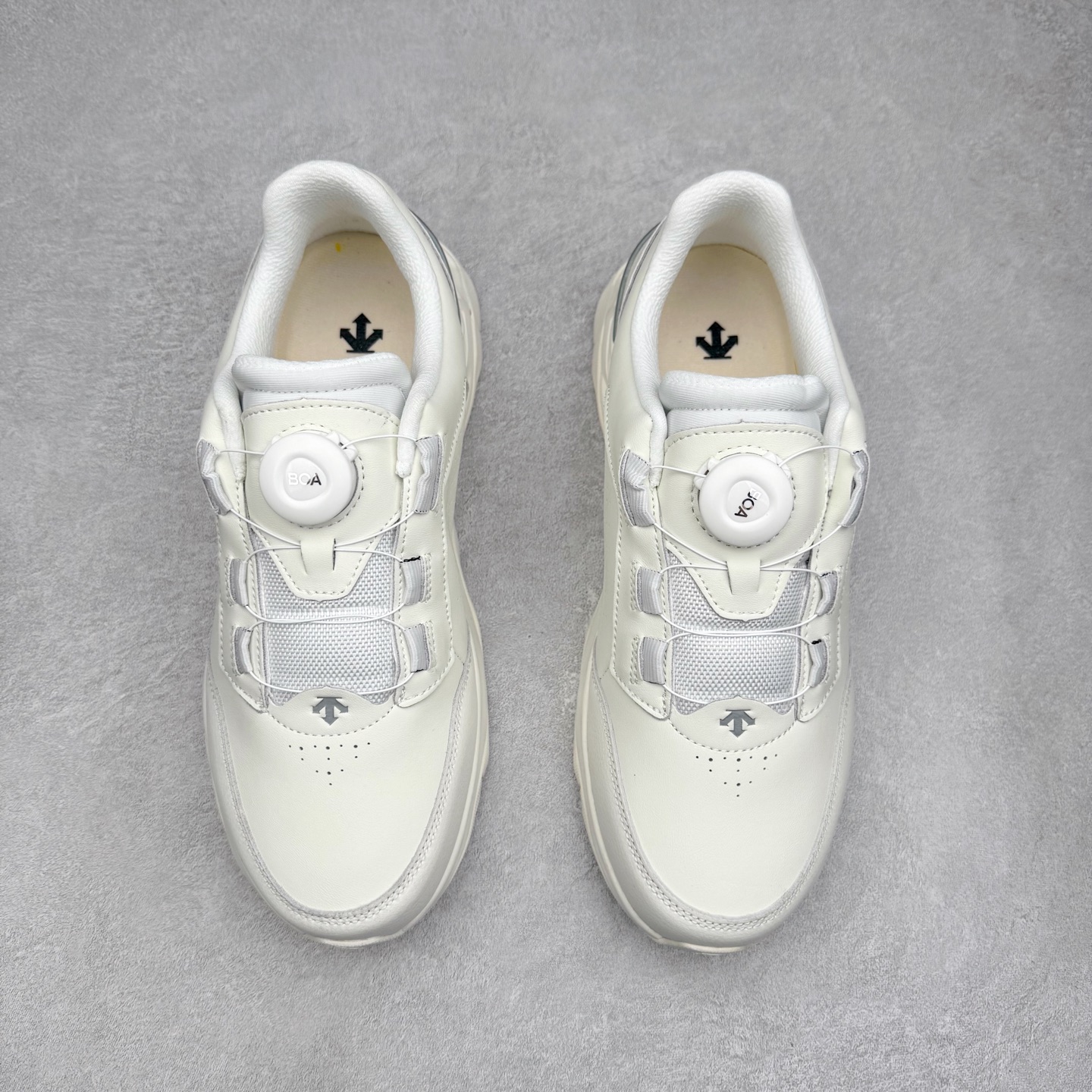 图片[2]-DESCENTE TRAINING 迪桑特系列舒适时尚 舒适防滑耐磨低帮训练鞋 DESCENTE（迪桑特）创立于1935年，品牌名取自法语词汇，意为“滑降”。品牌箭头标识代表滑雪的三种技术“高速直线滑行”、“穿越”和“侧滑”，也寓意品牌在打造高端专业运动产品中不断追求完美的创新精神，致力于成为中国高端专业滑雪、综训、女子、铁人三项、高尔夫的第一品牌。实拍调校N版已经零色差零失真 百分百还原实物色彩所见即所得 不存在货不对板色差等低级问题 选购参考实物拍摄 不混卖不参货 只用心做好货严格选品 承诺混一赔十 尺码：36 36.5 37.5 38 38.5 39 40 40.5 41 42 42.5 43 44 44.5 45-选品中心