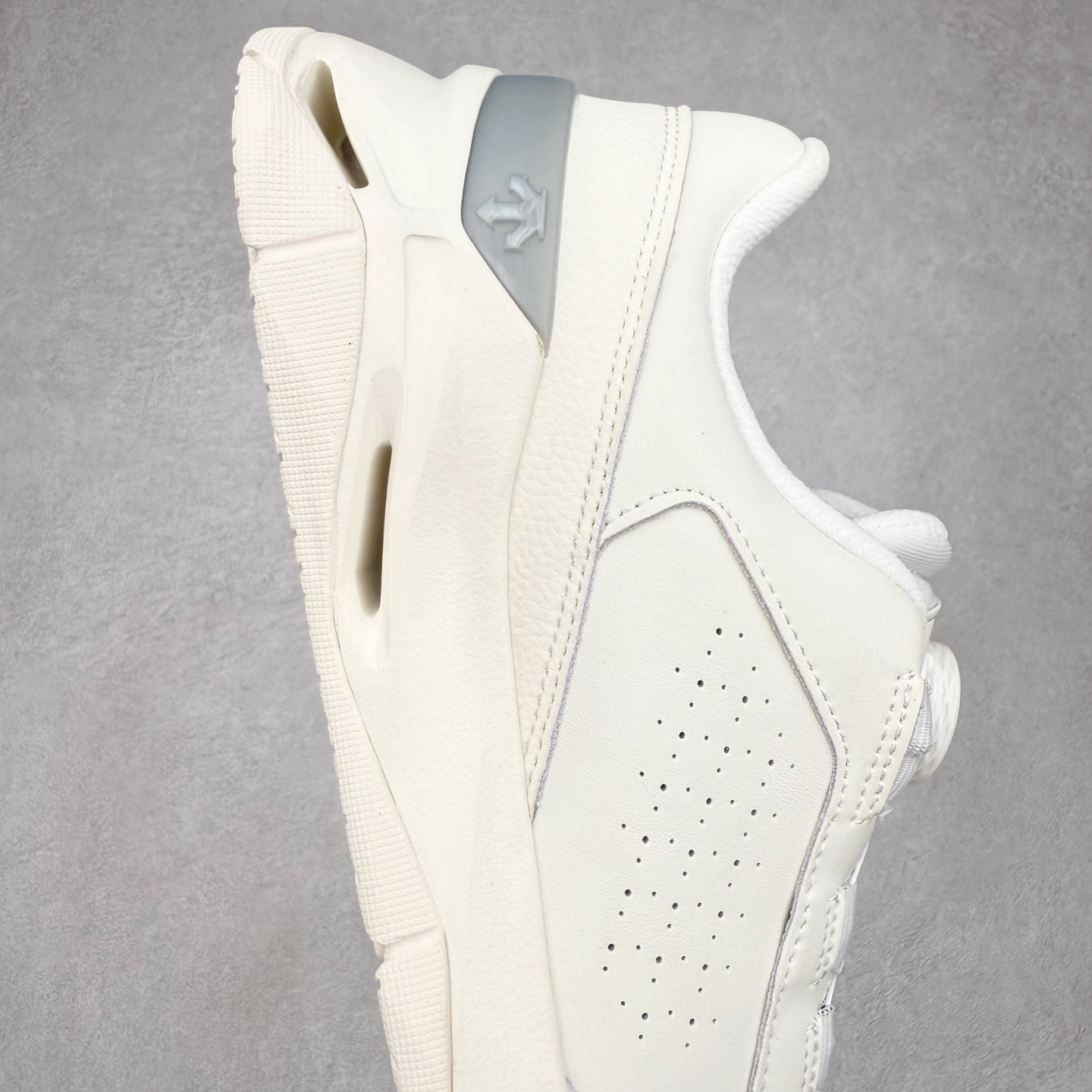 图片[6]-DESCENTE TRAINING 迪桑特系列舒适时尚 舒适防滑耐磨低帮训练鞋 DESCENTE（迪桑特）创立于1935年，品牌名取自法语词汇，意为“滑降”。品牌箭头标识代表滑雪的三种技术“高速直线滑行”、“穿越”和“侧滑”，也寓意品牌在打造高端专业运动产品中不断追求完美的创新精神，致力于成为中国高端专业滑雪、综训、女子、铁人三项、高尔夫的第一品牌。实拍调校N版已经零色差零失真 百分百还原实物色彩所见即所得 不存在货不对板色差等低级问题 选购参考实物拍摄 不混卖不参货 只用心做好货严格选品 承诺混一赔十 尺码：36 36.5 37.5 38 38.5 39 40 40.5 41 42 42.5 43 44 44.5 45-选品中心