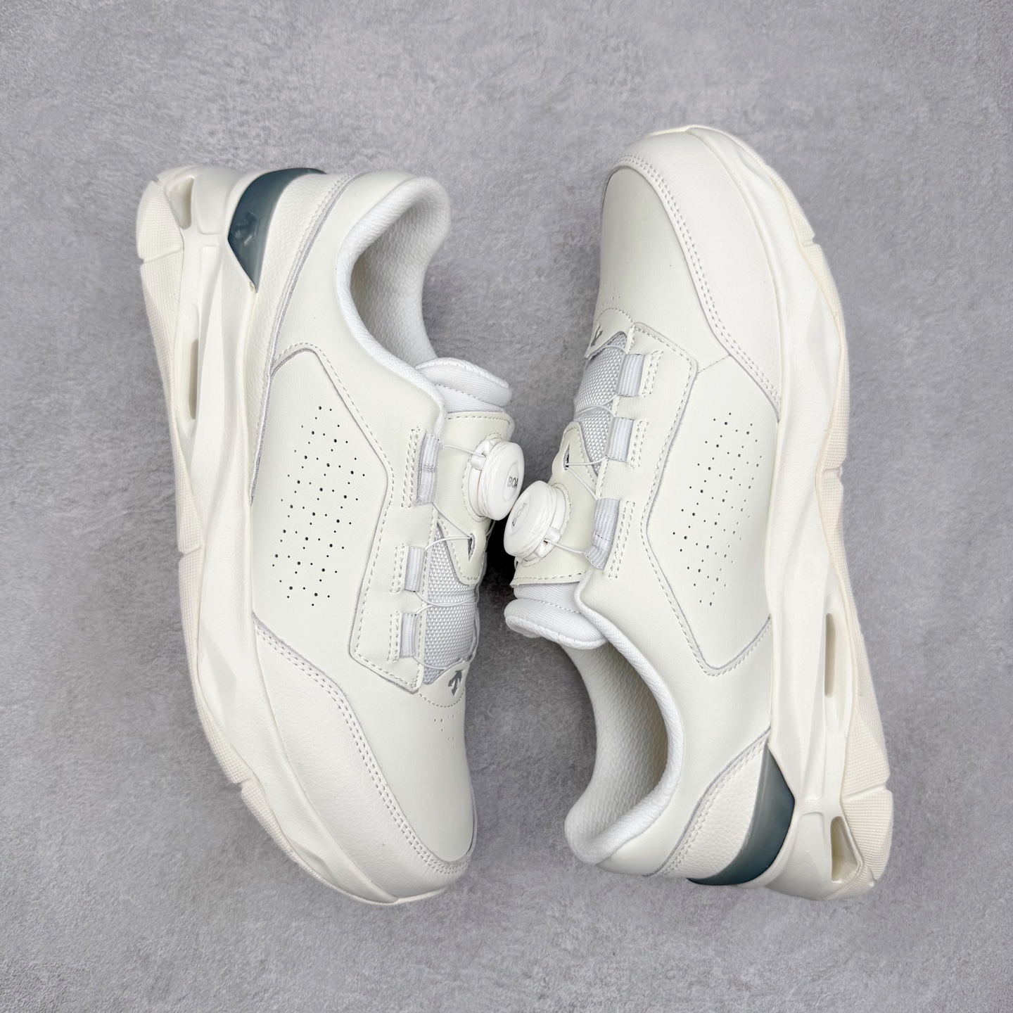 图片[3]-DESCENTE TRAINING 迪桑特系列舒适时尚 舒适防滑耐磨低帮训练鞋 DESCENTE（迪桑特）创立于1935年，品牌名取自法语词汇，意为“滑降”。品牌箭头标识代表滑雪的三种技术“高速直线滑行”、“穿越”和“侧滑”，也寓意品牌在打造高端专业运动产品中不断追求完美的创新精神，致力于成为中国高端专业滑雪、综训、女子、铁人三项、高尔夫的第一品牌。实拍调校N版已经零色差零失真 百分百还原实物色彩所见即所得 不存在货不对板色差等低级问题 选购参考实物拍摄 不混卖不参货 只用心做好货严格选品 承诺混一赔十 尺码：36 36.5 37.5 38 38.5 39 40 40.5 41 42 42.5 43 44 44.5 45-选品中心