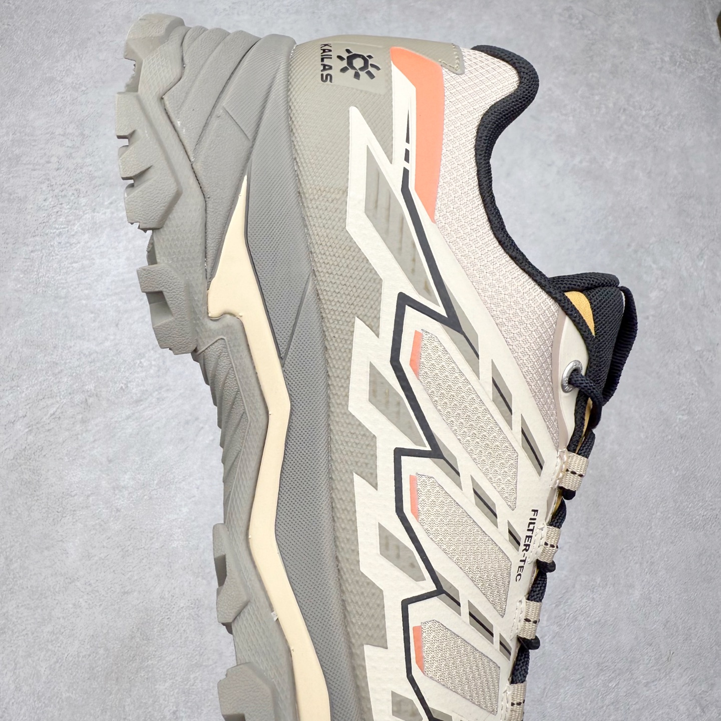 图片[6]-KAILAS 凯乐石远征5代 FLT 舒适简约经典登山 防滑耐磨防水低帮徒步鞋 KAILAS凯乐石品牌是全球三大全系攀登品牌之一，于2003年创立于中国广州，致力于为有攀登梦想的户外运动员及爱好者，研发制造功能性专业装备，满足他们在极限环境下安全舒适的需求，凯乐石专注于科技面料的开发及专业功能设计，产品线覆盖登山、攀岩、徒步、越野跑山、露营、旅行等多项户外运动，通过运动员的测试反馈，不断进化迭代，产品荣获国内外大奖71座，发明专利21个，更突破性的自主研发攀登器械，打造出中国的攀登硬实力。实拍调校N版已经零色差零失真 百分百还原实物色彩所见即所得 不存在货不对板色差等低级问题 选购参考实物拍摄 不混卖不参货 只用心做好货严格选品 承诺混一赔十 尺码：36 36.5 37.5 38 38.5 39 40 40.5 41 42 42.5 43 44 44.5 45-选品中心