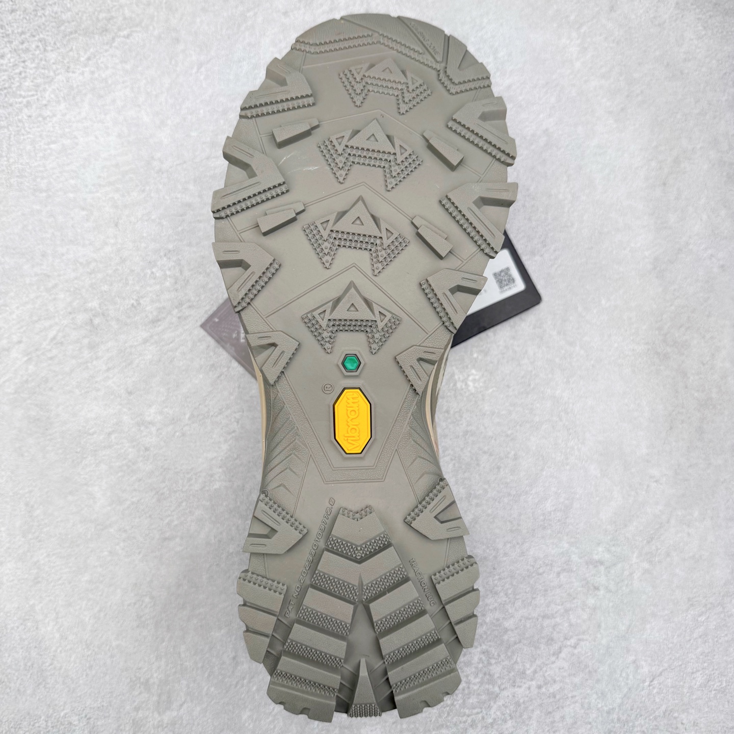 图片[9]-KAILAS 凯乐石远征5代 FLT 舒适简约经典登山 防滑耐磨防水低帮徒步鞋 KAILAS凯乐石品牌是全球三大全系攀登品牌之一，于2003年创立于中国广州，致力于为有攀登梦想的户外运动员及爱好者，研发制造功能性专业装备，满足他们在极限环境下安全舒适的需求，凯乐石专注于科技面料的开发及专业功能设计，产品线覆盖登山、攀岩、徒步、越野跑山、露营、旅行等多项户外运动，通过运动员的测试反馈，不断进化迭代，产品荣获国内外大奖71座，发明专利21个，更突破性的自主研发攀登器械，打造出中国的攀登硬实力。实拍调校N版已经零色差零失真 百分百还原实物色彩所见即所得 不存在货不对板色差等低级问题 选购参考实物拍摄 不混卖不参货 只用心做好货严格选品 承诺混一赔十 尺码：36 36.5 37.5 38 38.5 39 40 40.5 41 42 42.5 43 44 44.5 45-选品中心