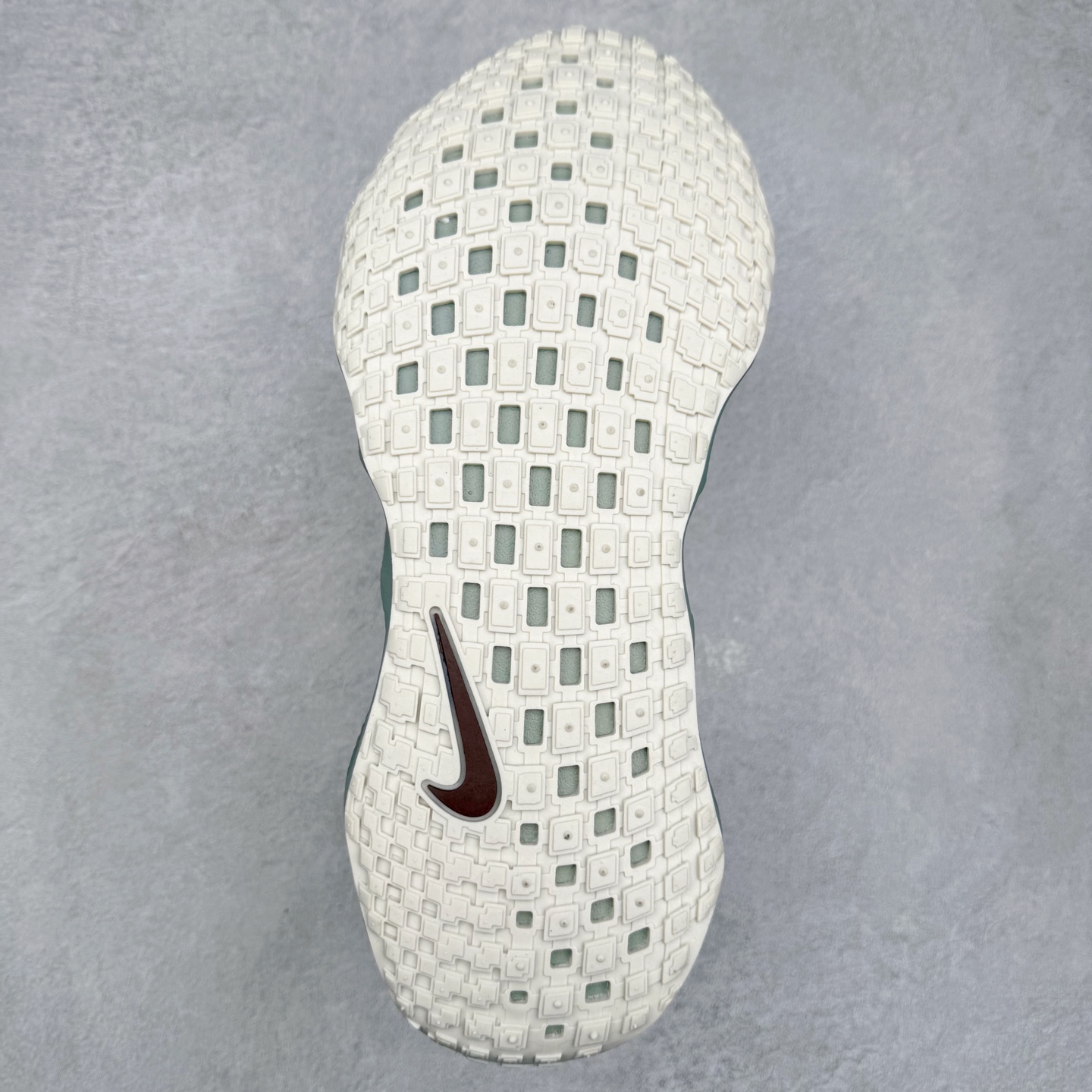 图片[9]-HYEIN SEO x NK Ava Rover 百搭舒适耐磨低帮跑步鞋 男女同款 流线型轮廓，通过轻薄物料鞋面结合 TPU 网格状支撑示人，增厚的中底材质选用 ReactX 加持，华夫外底收尾。鞋垫与后跟鞋提，克制点缀 Hyein Seo 字样。鞋垫与鞋提则采用菱形格纹的变化元素呈现。实拍调校N版已经零色差零失真 百分百还原实物色彩所见即所得 不存在货不对板色差等低级问题 选购参考实物拍摄 不混卖不参货 只用心做好货严格选品 承诺混一赔十 尺码：36 36.5 37.5 38 38.5 39 40 40.5 41 42 42.5 43 44 44.5 45-选品中心