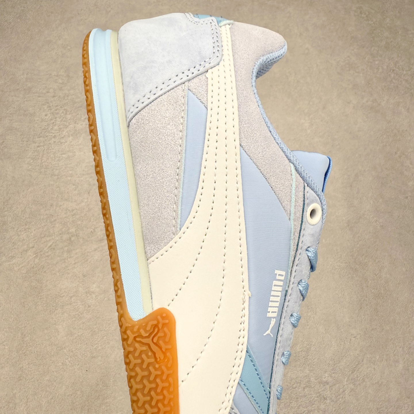 图片[6]-PUMA Bella Donna SD WMNS 彪马舒适百搭 低帮生活休闲鞋 彪马（Puma）是全球著名的运动品牌，中文作彪马，意为美洲狮，由创始人鲁道夫•达斯勒（Rudolf Dassler）于1948年在德国建立了这个品牌，数十年来PUMA一直在运动界位居要角，近几年来更成功的结合运动、休闲，时尚为一体，跃升为年轻人最爱品牌之一。实拍调校N版已经零色差零失真 百分百还原实物色彩所见即所得 不存在货不对板色差等低级问题 选购参考实物拍摄 不混卖不参货 只用心做好货严格选品 承诺混一赔十 尺码：36 36.5 37.5 38 38.5 39 40 40.5 41 42 42.5 43 44 44.5 45-选品中心