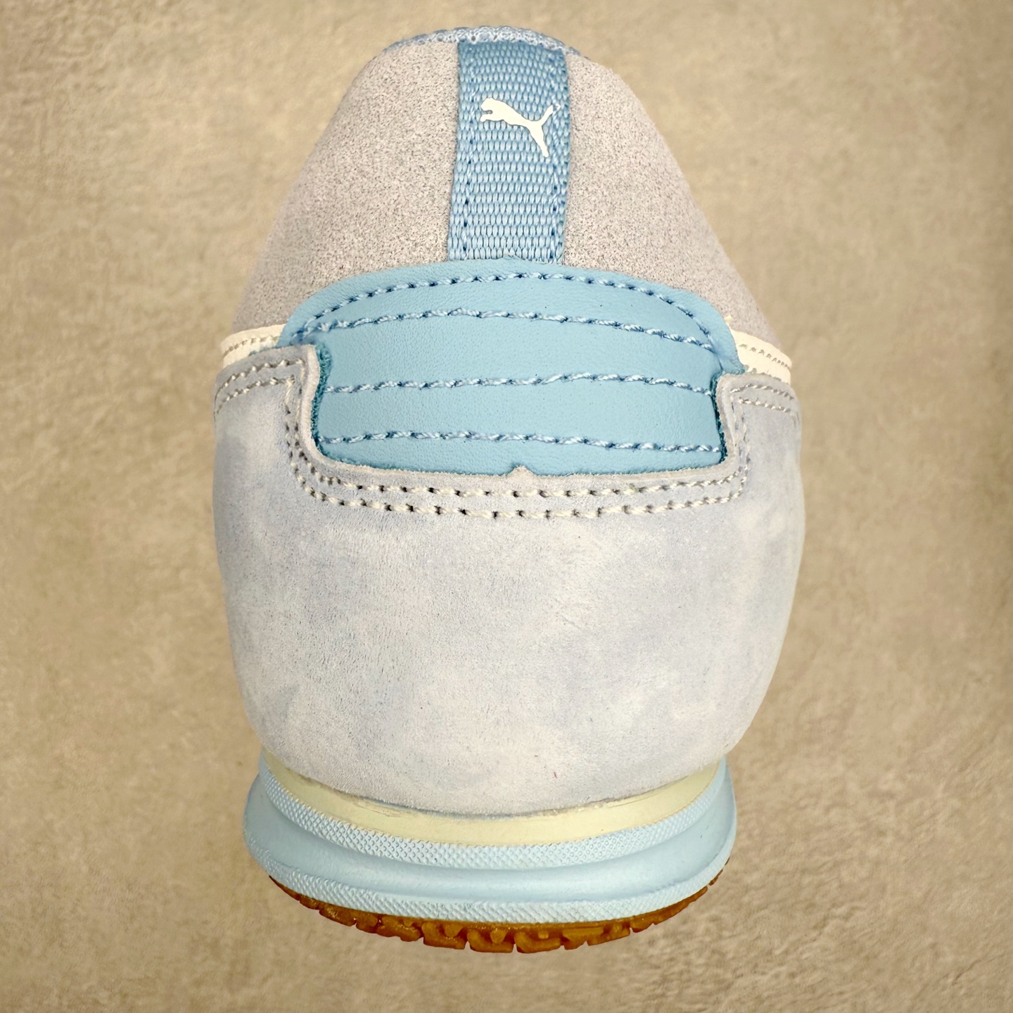 图片[8]-PUMA Bella Donna SD WMNS 彪马舒适百搭 低帮生活休闲鞋 彪马（Puma）是全球著名的运动品牌，中文作彪马，意为美洲狮，由创始人鲁道夫•达斯勒（Rudolf Dassler）于1948年在德国建立了这个品牌，数十年来PUMA一直在运动界位居要角，近几年来更成功的结合运动、休闲，时尚为一体，跃升为年轻人最爱品牌之一。实拍调校N版已经零色差零失真 百分百还原实物色彩所见即所得 不存在货不对板色差等低级问题 选购参考实物拍摄 不混卖不参货 只用心做好货严格选品 承诺混一赔十 尺码：36 36.5 37.5 38 38.5 39 40 40.5 41 42 42.5 43 44 44.5 45-选品中心