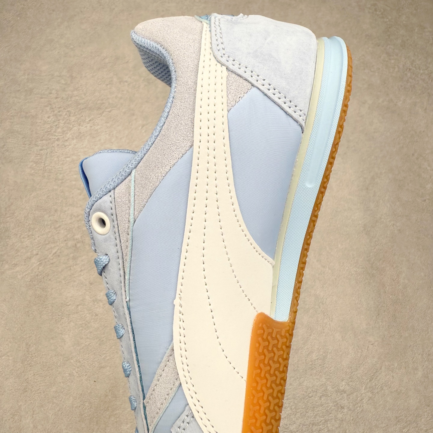 图片[7]-PUMA Bella Donna SD WMNS 彪马舒适百搭 低帮生活休闲鞋 彪马（Puma）是全球著名的运动品牌，中文作彪马，意为美洲狮，由创始人鲁道夫•达斯勒（Rudolf Dassler）于1948年在德国建立了这个品牌，数十年来PUMA一直在运动界位居要角，近几年来更成功的结合运动、休闲，时尚为一体，跃升为年轻人最爱品牌之一。实拍调校N版已经零色差零失真 百分百还原实物色彩所见即所得 不存在货不对板色差等低级问题 选购参考实物拍摄 不混卖不参货 只用心做好货严格选品 承诺混一赔十 尺码：36 36.5 37.5 38 38.5 39 40 40.5 41 42 42.5 43 44 44.5 45-选品中心