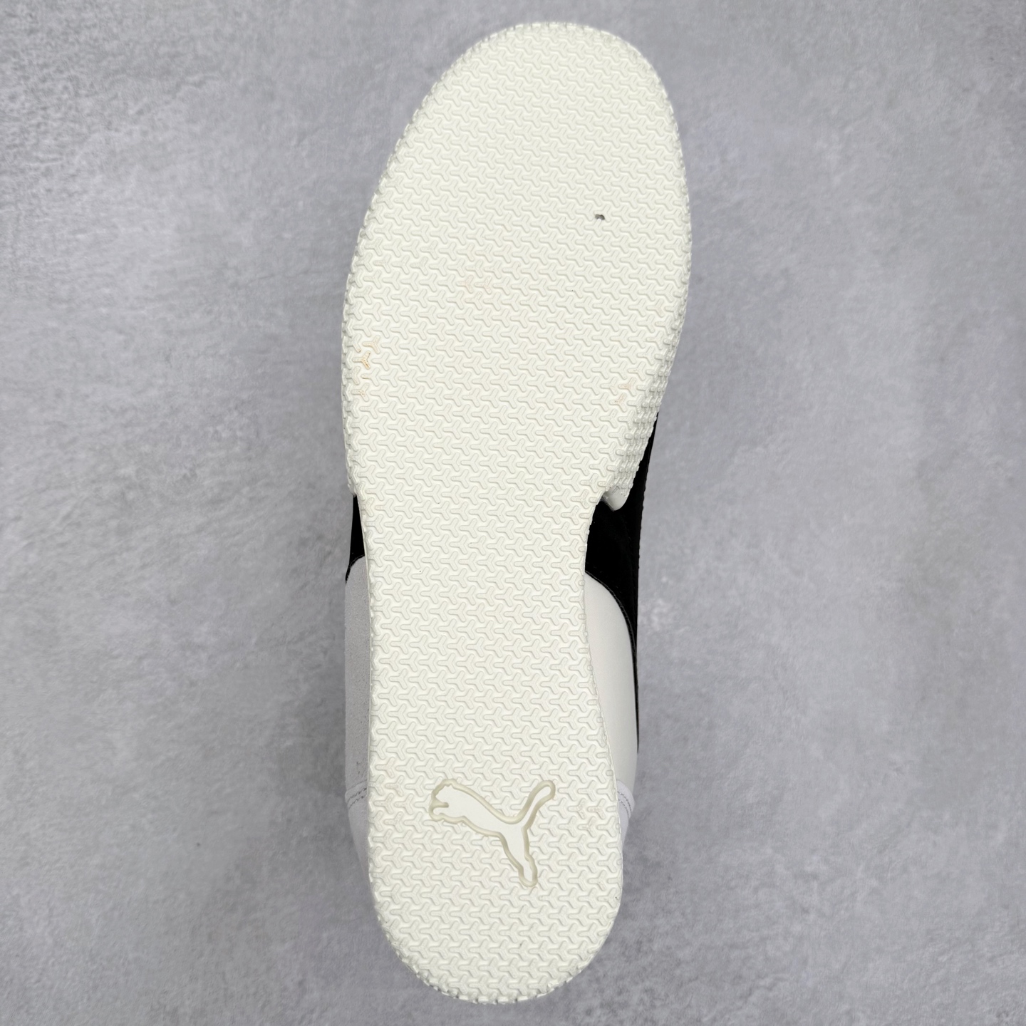 图片[9]-PUMA Bella Donna SD WMNS 彪马舒适百搭 低帮生活休闲鞋 彪马（Puma）是全球著名的运动品牌，中文作彪马，意为美洲狮，由创始人鲁道夫•达斯勒（Rudolf Dassler）于1948年在德国建立了这个品牌，数十年来PUMA一直在运动界位居要角，近几年来更成功的结合运动、休闲，时尚为一体，跃升为年轻人最爱品牌之一。实拍调校N版已经零色差零失真 百分百还原实物色彩所见即所得 不存在货不对板色差等低级问题 选购参考实物拍摄 不混卖不参货 只用心做好货严格选品 承诺混一赔十 尺码：36 36.5 37.5 38 38.5 39 40 40.5 41 42 42.5 43 44 44.5 45-选品中心