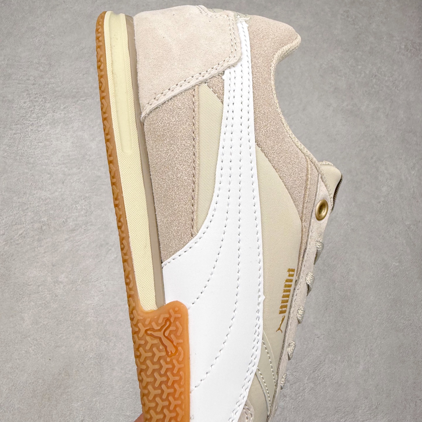 图片[6]-PUMA Bella Donna SD WMNS 彪马舒适百搭 低帮生活休闲鞋 彪马（Puma）是全球著名的运动品牌，中文作彪马，意为美洲狮，由创始人鲁道夫•达斯勒（Rudolf Dassler）于1948年在德国建立了这个品牌，数十年来PUMA一直在运动界位居要角，近几年来更成功的结合运动、休闲，时尚为一体，跃升为年轻人最爱品牌之一。实拍调校N版已经零色差零失真 百分百还原实物色彩所见即所得 不存在货不对板色差等低级问题 选购参考实物拍摄 不混卖不参货 只用心做好货严格选品 承诺混一赔十 尺码：36 36.5 37.5 38 38.5 39 40 40.5 41 42 42.5 43 44 44.5 45-选品中心