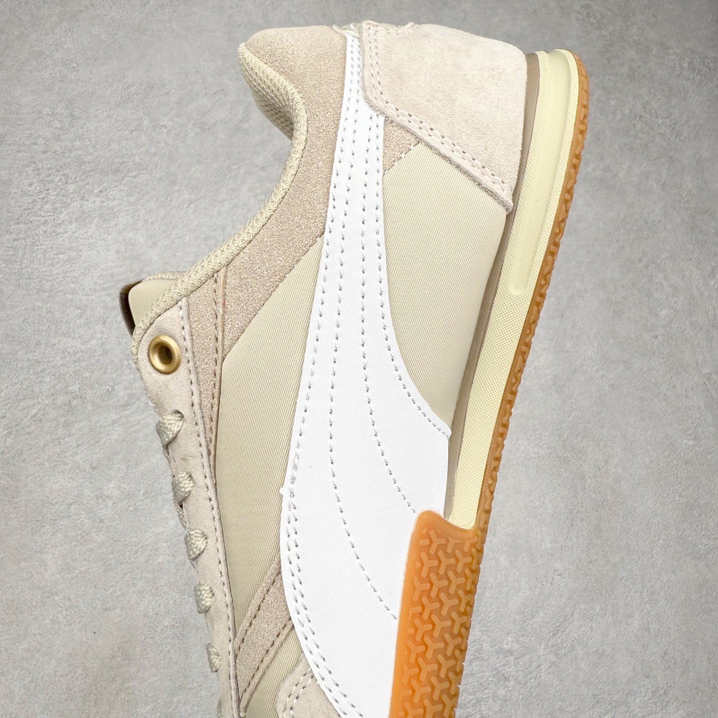 图片[7]-PUMA Bella Donna SD WMNS 彪马舒适百搭 低帮生活休闲鞋 彪马（Puma）是全球著名的运动品牌，中文作彪马，意为美洲狮，由创始人鲁道夫•达斯勒（Rudolf Dassler）于1948年在德国建立了这个品牌，数十年来PUMA一直在运动界位居要角，近几年来更成功的结合运动、休闲，时尚为一体，跃升为年轻人最爱品牌之一。实拍调校N版已经零色差零失真 百分百还原实物色彩所见即所得 不存在货不对板色差等低级问题 选购参考实物拍摄 不混卖不参货 只用心做好货严格选品 承诺混一赔十 尺码：36 36.5 37.5 38 38.5 39 40 40.5 41 42 42.5 43 44 44.5 45-选品中心