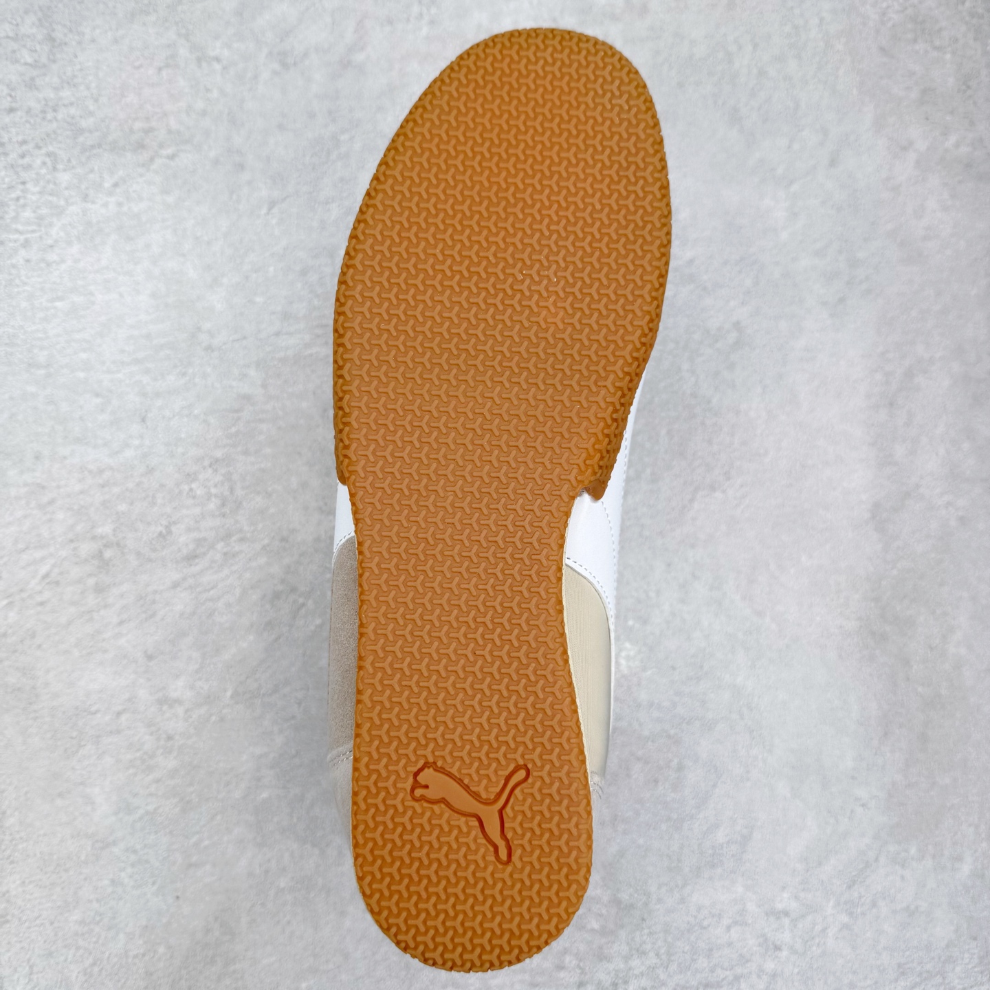 图片[9]-PUMA Bella Donna SD WMNS 彪马舒适百搭 低帮生活休闲鞋 彪马（Puma）是全球著名的运动品牌，中文作彪马，意为美洲狮，由创始人鲁道夫•达斯勒（Rudolf Dassler）于1948年在德国建立了这个品牌，数十年来PUMA一直在运动界位居要角，近几年来更成功的结合运动、休闲，时尚为一体，跃升为年轻人最爱品牌之一。实拍调校N版已经零色差零失真 百分百还原实物色彩所见即所得 不存在货不对板色差等低级问题 选购参考实物拍摄 不混卖不参货 只用心做好货严格选品 承诺混一赔十 尺码：36 36.5 37.5 38 38.5 39 40 40.5 41 42 42.5 43 44 44.5 45-选品中心