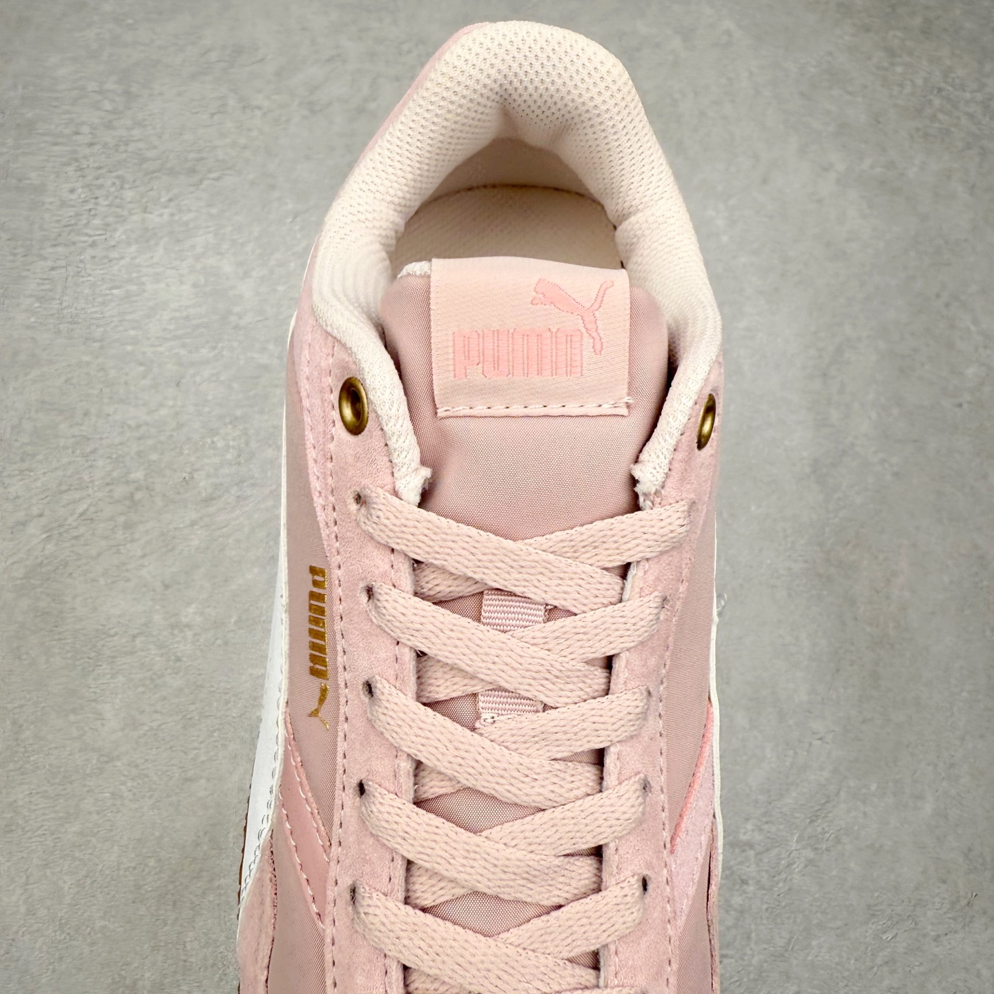 图片[5]-PUMA Bella Donna SD WMNS 彪马舒适百搭 低帮生活休闲鞋 彪马（Puma）是全球著名的运动品牌，中文作彪马，意为美洲狮，由创始人鲁道夫•达斯勒（Rudolf Dassler）于1948年在德国建立了这个品牌，数十年来PUMA一直在运动界位居要角，近几年来更成功的结合运动、休闲，时尚为一体，跃升为年轻人最爱品牌之一。实拍调校N版已经零色差零失真 百分百还原实物色彩所见即所得 不存在货不对板色差等低级问题 选购参考实物拍摄 不混卖不参货 只用心做好货严格选品 承诺混一赔十 尺码：36 36.5 37.5 38 38.5 39 40 40.5 41 42 42.5 43 44 44.5 45-选品中心