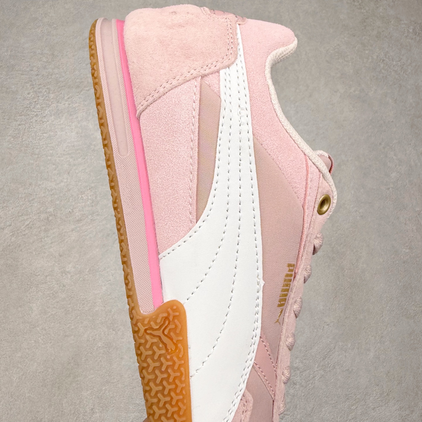 图片[6]-PUMA Bella Donna SD WMNS 彪马舒适百搭 低帮生活休闲鞋 彪马（Puma）是全球著名的运动品牌，中文作彪马，意为美洲狮，由创始人鲁道夫•达斯勒（Rudolf Dassler）于1948年在德国建立了这个品牌，数十年来PUMA一直在运动界位居要角，近几年来更成功的结合运动、休闲，时尚为一体，跃升为年轻人最爱品牌之一。实拍调校N版已经零色差零失真 百分百还原实物色彩所见即所得 不存在货不对板色差等低级问题 选购参考实物拍摄 不混卖不参货 只用心做好货严格选品 承诺混一赔十 尺码：36 36.5 37.5 38 38.5 39 40 40.5 41 42 42.5 43 44 44.5 45-选品中心