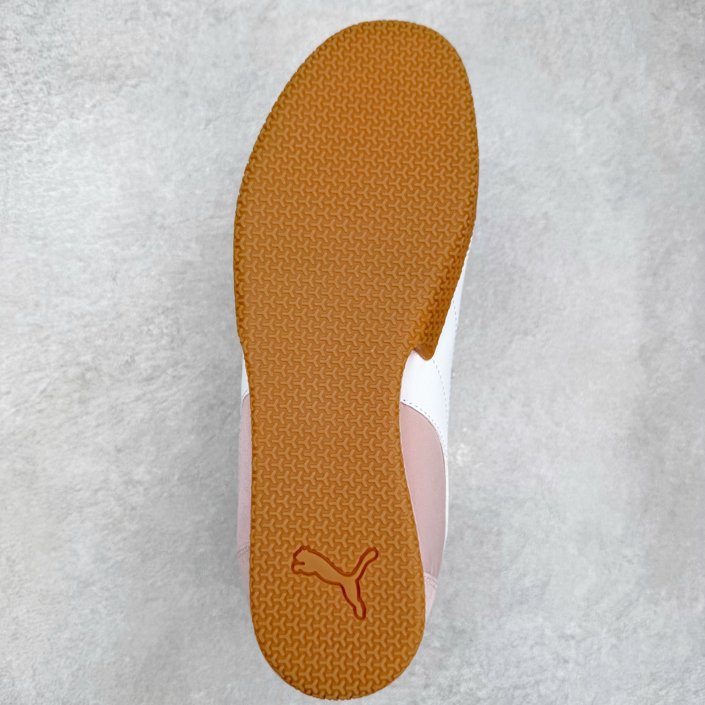 图片[9]-PUMA Bella Donna SD WMNS 彪马舒适百搭 低帮生活休闲鞋 彪马（Puma）是全球著名的运动品牌，中文作彪马，意为美洲狮，由创始人鲁道夫•达斯勒（Rudolf Dassler）于1948年在德国建立了这个品牌，数十年来PUMA一直在运动界位居要角，近几年来更成功的结合运动、休闲，时尚为一体，跃升为年轻人最爱品牌之一。实拍调校N版已经零色差零失真 百分百还原实物色彩所见即所得 不存在货不对板色差等低级问题 选购参考实物拍摄 不混卖不参货 只用心做好货严格选品 承诺混一赔十 尺码：36 36.5 37.5 38 38.5 39 40 40.5 41 42 42.5 43 44 44.5 45-选品中心