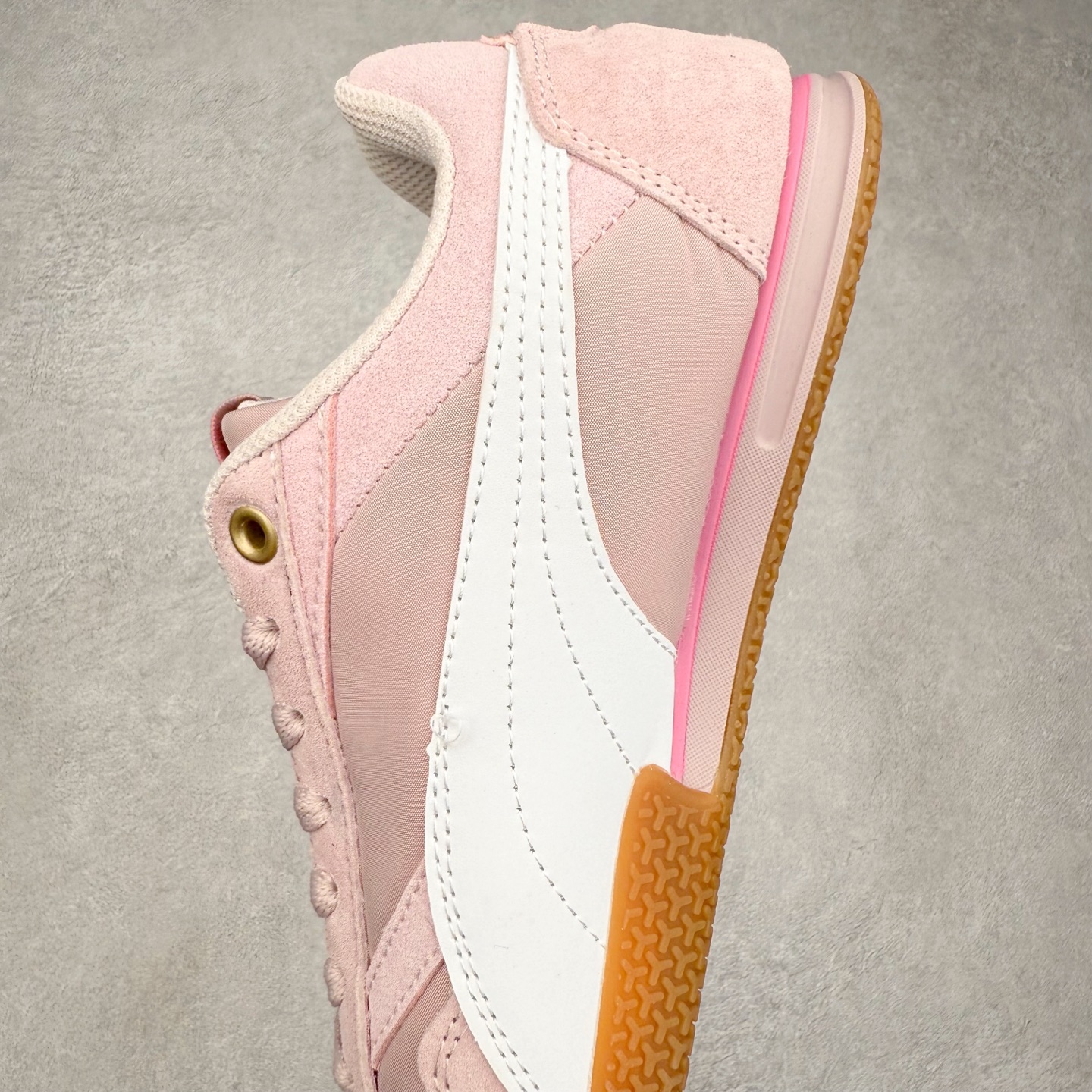 图片[7]-PUMA Bella Donna SD WMNS 彪马舒适百搭 低帮生活休闲鞋 彪马（Puma）是全球著名的运动品牌，中文作彪马，意为美洲狮，由创始人鲁道夫•达斯勒（Rudolf Dassler）于1948年在德国建立了这个品牌，数十年来PUMA一直在运动界位居要角，近几年来更成功的结合运动、休闲，时尚为一体，跃升为年轻人最爱品牌之一。实拍调校N版已经零色差零失真 百分百还原实物色彩所见即所得 不存在货不对板色差等低级问题 选购参考实物拍摄 不混卖不参货 只用心做好货严格选品 承诺混一赔十 尺码：36 36.5 37.5 38 38.5 39 40 40.5 41 42 42.5 43 44 44.5 45-选品中心