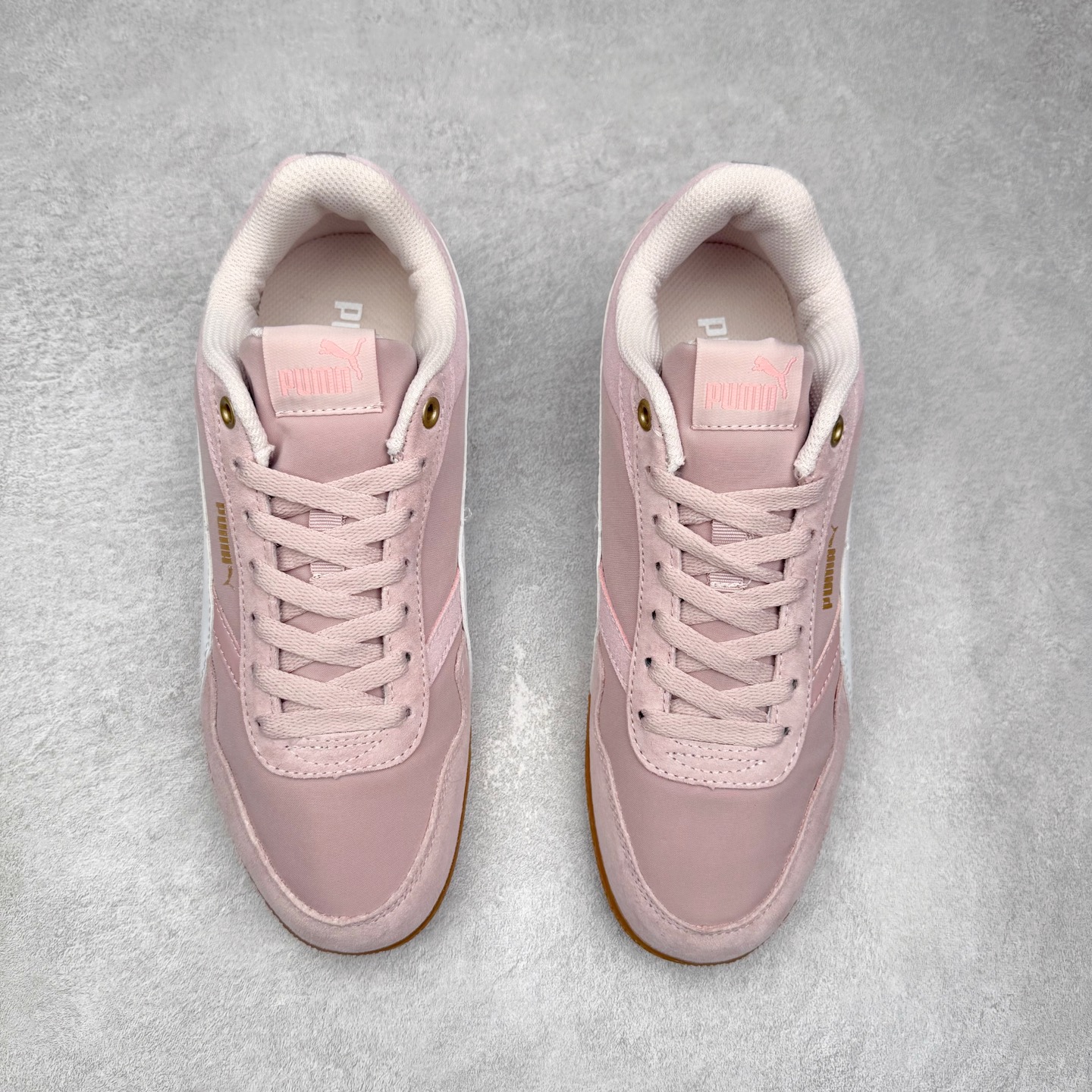 图片[2]-PUMA Bella Donna SD WMNS 彪马舒适百搭 低帮生活休闲鞋 彪马（Puma）是全球著名的运动品牌，中文作彪马，意为美洲狮，由创始人鲁道夫•达斯勒（Rudolf Dassler）于1948年在德国建立了这个品牌，数十年来PUMA一直在运动界位居要角，近几年来更成功的结合运动、休闲，时尚为一体，跃升为年轻人最爱品牌之一。实拍调校N版已经零色差零失真 百分百还原实物色彩所见即所得 不存在货不对板色差等低级问题 选购参考实物拍摄 不混卖不参货 只用心做好货严格选品 承诺混一赔十 尺码：36 36.5 37.5 38 38.5 39 40 40.5 41 42 42.5 43 44 44.5 45-选品中心