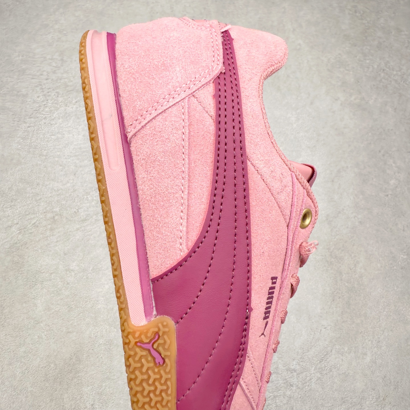 图片[6]-PUMA Bella Donna SD WMNS 彪马舒适百搭 低帮生活休闲鞋 彪马（Puma）是全球著名的运动品牌，中文作彪马，意为美洲狮，由创始人鲁道夫•达斯勒（Rudolf Dassler）于1948年在德国建立了这个品牌，数十年来PUMA一直在运动界位居要角，近几年来更成功的结合运动、休闲，时尚为一体，跃升为年轻人最爱品牌之一。实拍调校N版已经零色差零失真 百分百还原实物色彩所见即所得 不存在货不对板色差等低级问题 选购参考实物拍摄 不混卖不参货 只用心做好货严格选品 承诺混一赔十 尺码：36 36.5 37.5 38 38.5 39 40 40.5 41 42 42.5 43 44 44.5 45-选品中心