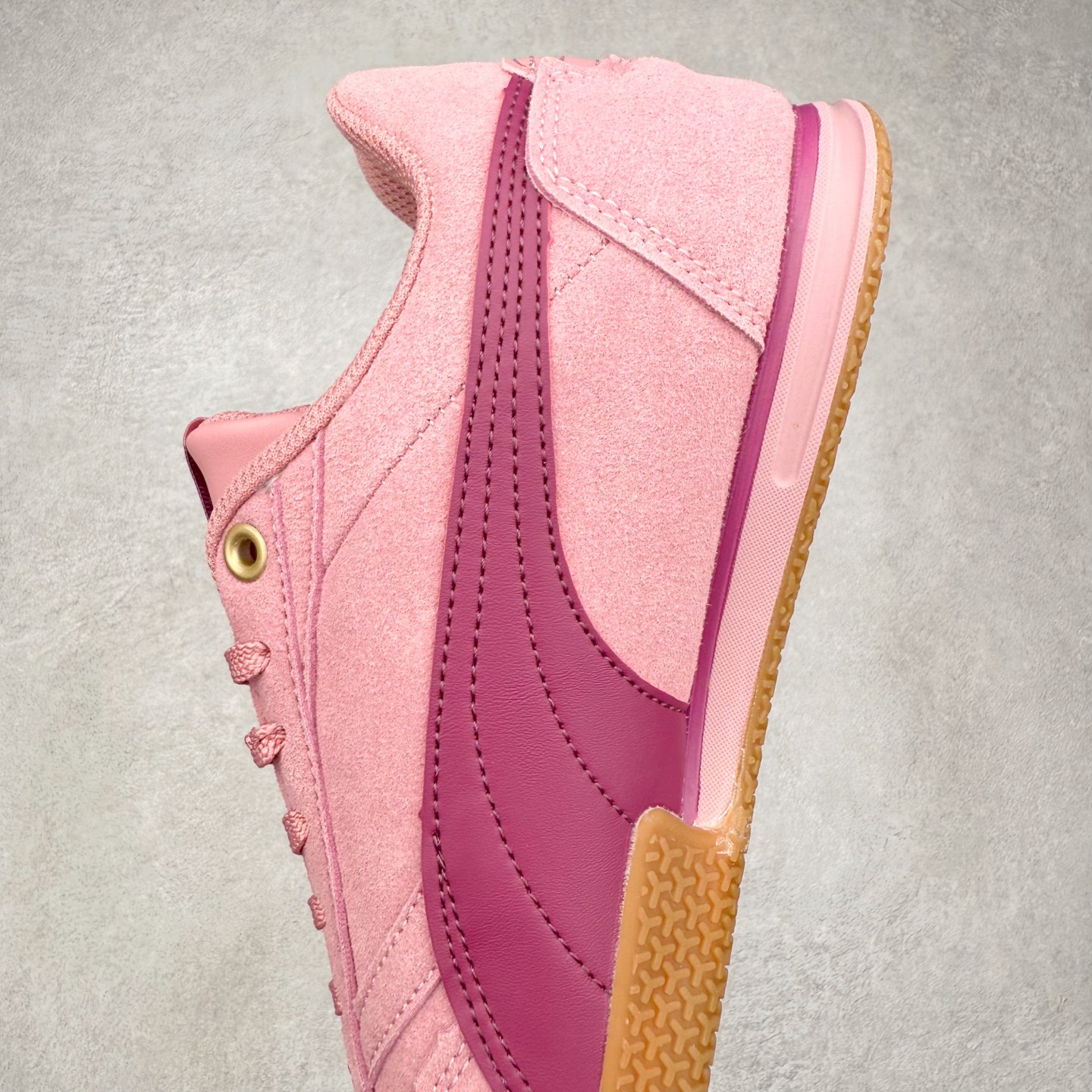 图片[7]-PUMA Bella Donna SD WMNS 彪马舒适百搭 低帮生活休闲鞋 彪马（Puma）是全球著名的运动品牌，中文作彪马，意为美洲狮，由创始人鲁道夫•达斯勒（Rudolf Dassler）于1948年在德国建立了这个品牌，数十年来PUMA一直在运动界位居要角，近几年来更成功的结合运动、休闲，时尚为一体，跃升为年轻人最爱品牌之一。实拍调校N版已经零色差零失真 百分百还原实物色彩所见即所得 不存在货不对板色差等低级问题 选购参考实物拍摄 不混卖不参货 只用心做好货严格选品 承诺混一赔十 尺码：36 36.5 37.5 38 38.5 39 40 40.5 41 42 42.5 43 44 44.5 45-选品中心