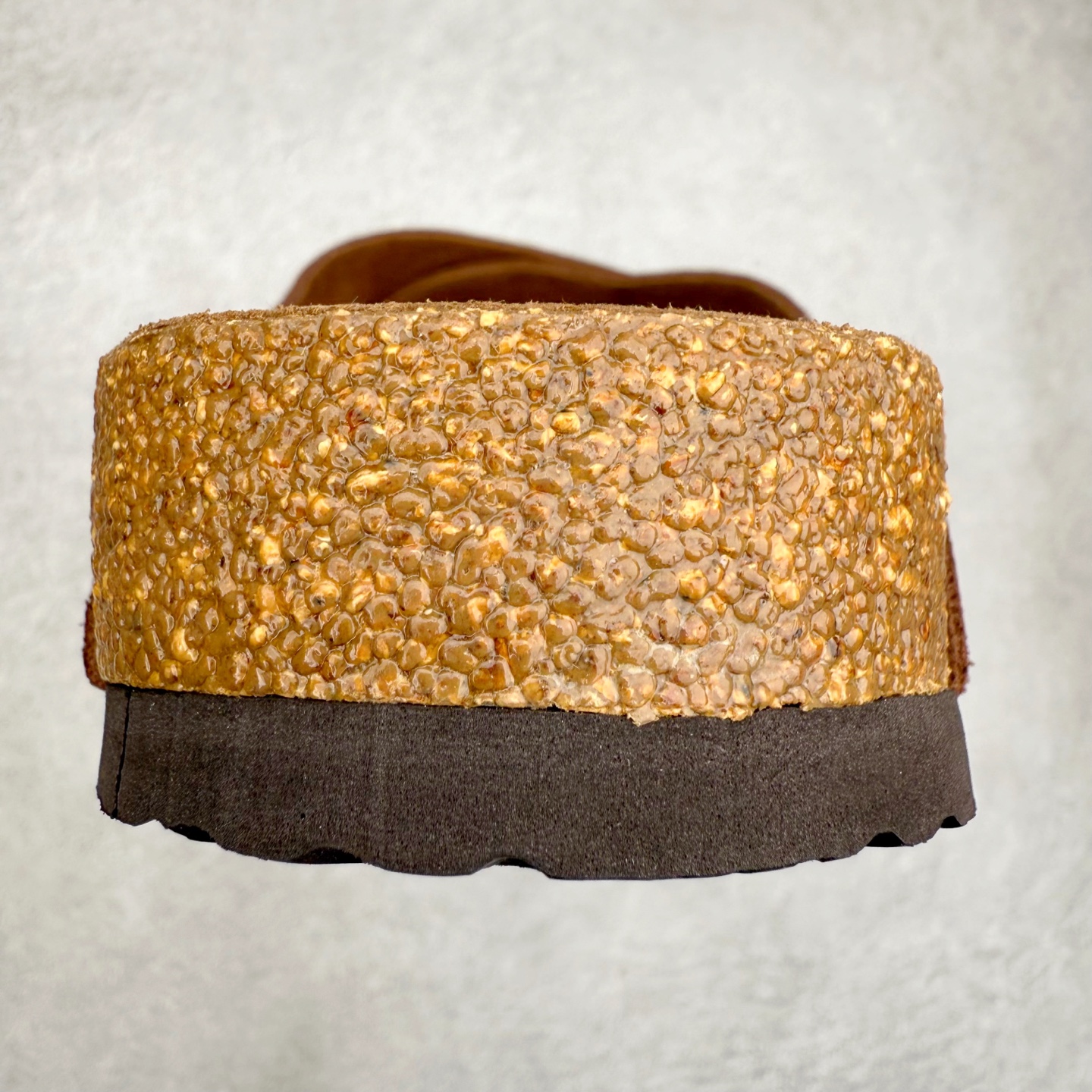 图片[8]-Birkenstock Kyoto 勃肯牛皮绒面革单扣 EVA 防臭一字拖鞋 男女同款 牛皮绒面革质地柔软 搭配可调节鞋扣提升穿着舒适度 人体工学设计分散脚部压力 保护脚踝 软木乳胶鞋床具有一定的收缩性 长时间穿着后能贴合脚型 EVA鞋底回弹性和抗张性力高 具有良好的防震、缓冲性 四季皆宜 柔软的鞋床采用额外的泡沫缓冲层 提供额外的舒适感和全天支撑 全网独家首发 源于德国的严谨工艺 牛巴戎面 中层松木 EVA 三层组合大底 优质牛皮面料五金扣 出口订单 尺码：35-44-选品中心