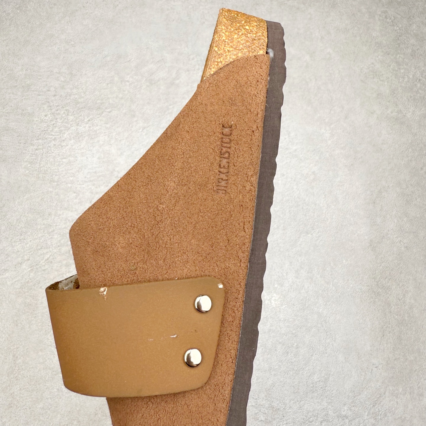 图片[7]-Birkenstock Kyoto 勃肯牛皮绒面革单扣 EVA 防臭一字拖鞋 男女同款 牛皮绒面革质地柔软 搭配可调节鞋扣提升穿着舒适度 人体工学设计分散脚部压力 保护脚踝 软木乳胶鞋床具有一定的收缩性 长时间穿着后能贴合脚型 EVA鞋底回弹性和抗张性力高 具有良好的防震、缓冲性 四季皆宜 柔软的鞋床采用额外的泡沫缓冲层 提供额外的舒适感和全天支撑 全网独家首发 源于德国的严谨工艺 牛巴戎面 中层松木 EVA 三层组合大底 优质牛皮面料五金扣 出口订单 尺码：35-44-选品中心