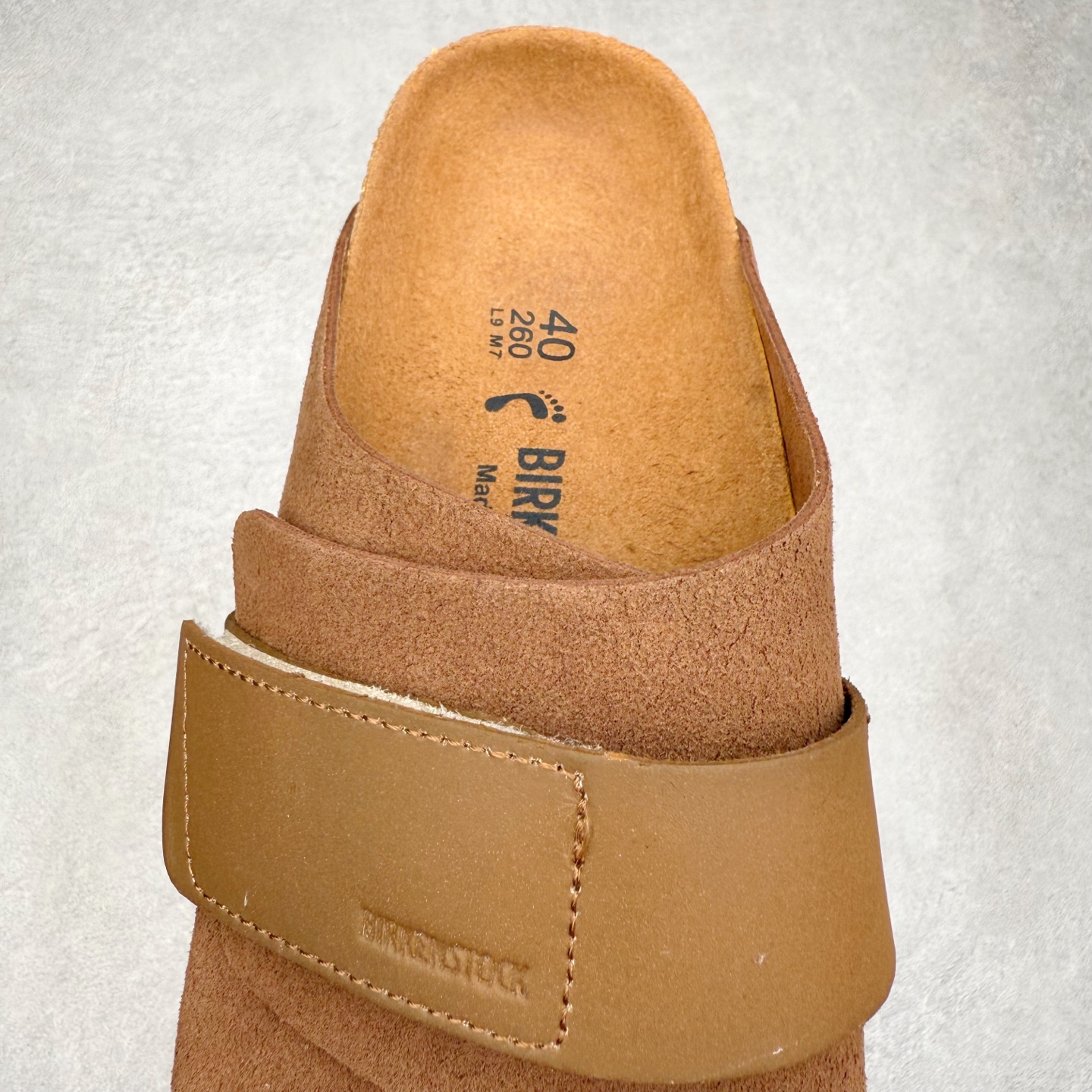 图片[5]-Birkenstock Kyoto 勃肯牛皮绒面革单扣 EVA 防臭一字拖鞋 男女同款 牛皮绒面革质地柔软 搭配可调节鞋扣提升穿着舒适度 人体工学设计分散脚部压力 保护脚踝 软木乳胶鞋床具有一定的收缩性 长时间穿着后能贴合脚型 EVA鞋底回弹性和抗张性力高 具有良好的防震、缓冲性 四季皆宜 柔软的鞋床采用额外的泡沫缓冲层 提供额外的舒适感和全天支撑 全网独家首发 源于德国的严谨工艺 牛巴戎面 中层松木 EVA 三层组合大底 优质牛皮面料五金扣 出口订单 尺码：35-44-选品中心