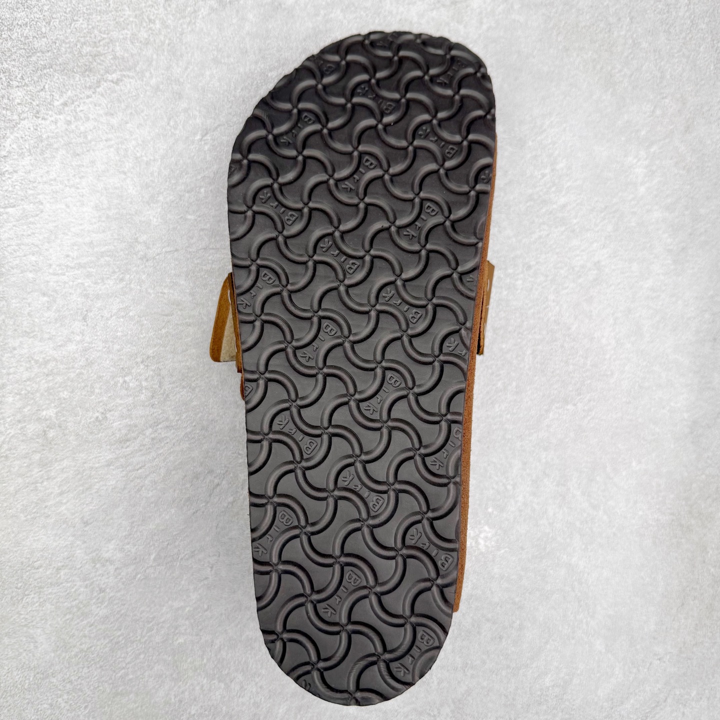 图片[9]-Birkenstock Kyoto 勃肯牛皮绒面革单扣 EVA 防臭一字拖鞋 男女同款 牛皮绒面革质地柔软 搭配可调节鞋扣提升穿着舒适度 人体工学设计分散脚部压力 保护脚踝 软木乳胶鞋床具有一定的收缩性 长时间穿着后能贴合脚型 EVA鞋底回弹性和抗张性力高 具有良好的防震、缓冲性 四季皆宜 柔软的鞋床采用额外的泡沫缓冲层 提供额外的舒适感和全天支撑 全网独家首发 源于德国的严谨工艺 牛巴戎面 中层松木 EVA 三层组合大底 优质牛皮面料五金扣 出口订单 尺码：35-44-选品中心