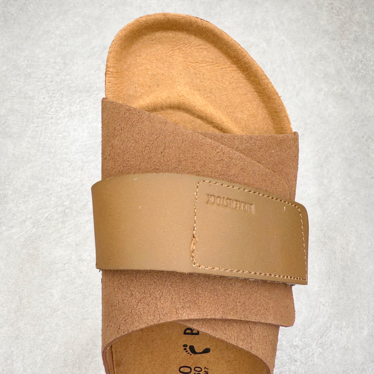 图片[4]-Birkenstock Kyoto 勃肯牛皮绒面革单扣 EVA 防臭一字拖鞋 男女同款 牛皮绒面革质地柔软 搭配可调节鞋扣提升穿着舒适度 人体工学设计分散脚部压力 保护脚踝 软木乳胶鞋床具有一定的收缩性 长时间穿着后能贴合脚型 EVA鞋底回弹性和抗张性力高 具有良好的防震、缓冲性 四季皆宜 柔软的鞋床采用额外的泡沫缓冲层 提供额外的舒适感和全天支撑 全网独家首发 源于德国的严谨工艺 牛巴戎面 中层松木 EVA 三层组合大底 优质牛皮面料五金扣 出口订单 尺码：35-44-选品中心