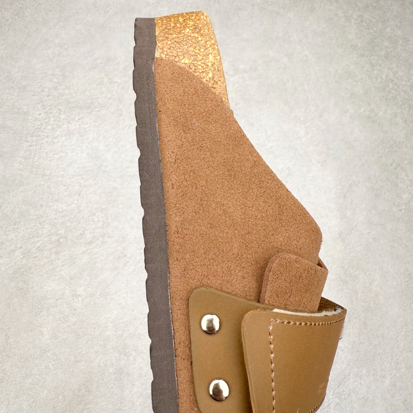 图片[6]-Birkenstock Kyoto 勃肯牛皮绒面革单扣 EVA 防臭一字拖鞋 男女同款 牛皮绒面革质地柔软 搭配可调节鞋扣提升穿着舒适度 人体工学设计分散脚部压力 保护脚踝 软木乳胶鞋床具有一定的收缩性 长时间穿着后能贴合脚型 EVA鞋底回弹性和抗张性力高 具有良好的防震、缓冲性 四季皆宜 柔软的鞋床采用额外的泡沫缓冲层 提供额外的舒适感和全天支撑 全网独家首发 源于德国的严谨工艺 牛巴戎面 中层松木 EVA 三层组合大底 优质牛皮面料五金扣 出口订单 尺码：35-44-选品中心