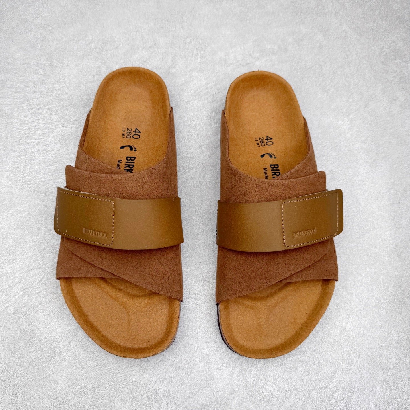 图片[2]-Birkenstock Kyoto 勃肯牛皮绒面革单扣 EVA 防臭一字拖鞋 男女同款 牛皮绒面革质地柔软 搭配可调节鞋扣提升穿着舒适度 人体工学设计分散脚部压力 保护脚踝 软木乳胶鞋床具有一定的收缩性 长时间穿着后能贴合脚型 EVA鞋底回弹性和抗张性力高 具有良好的防震、缓冲性 四季皆宜 柔软的鞋床采用额外的泡沫缓冲层 提供额外的舒适感和全天支撑 全网独家首发 源于德国的严谨工艺 牛巴戎面 中层松木 EVA 三层组合大底 优质牛皮面料五金扣 出口订单 尺码：35-44-选品中心