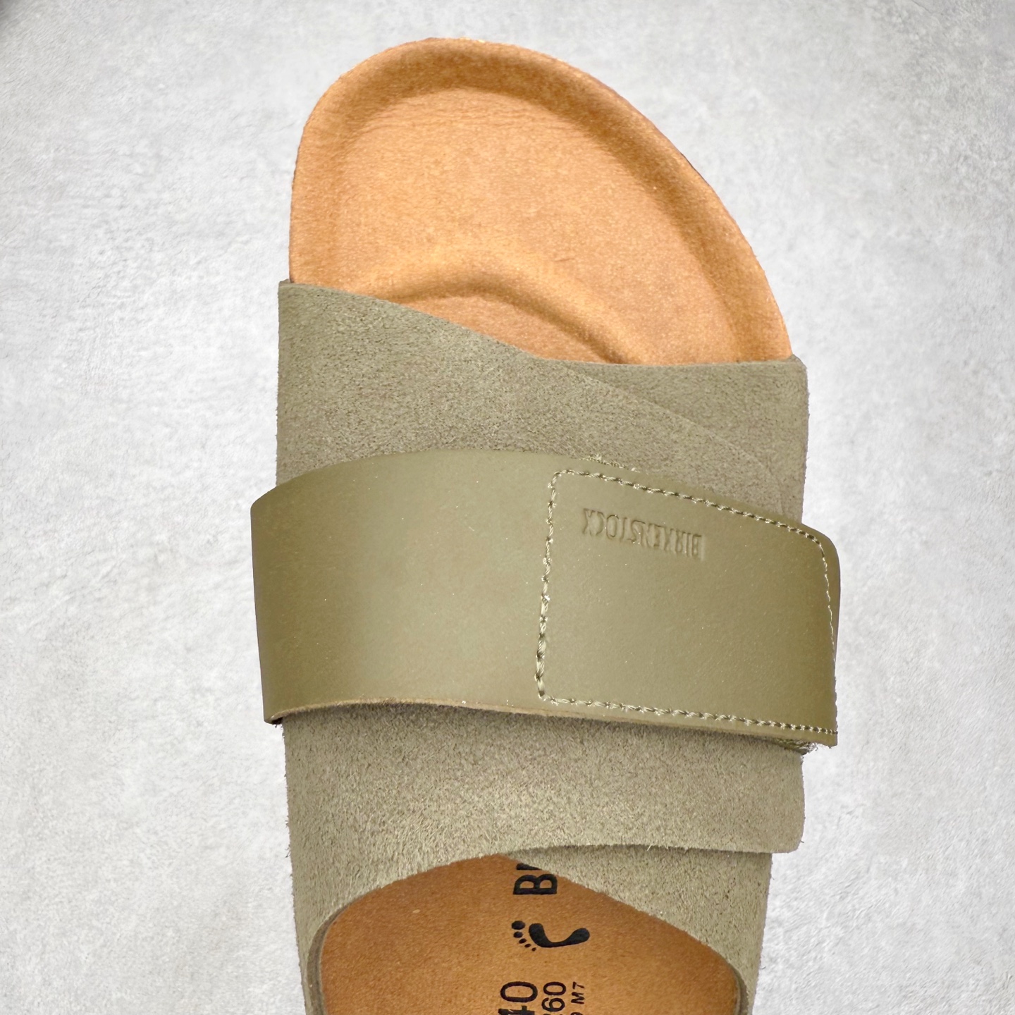 图片[4]-Birkenstock Kyoto 勃肯牛皮绒面革单扣 EVA 防臭一字拖鞋 男女同款 牛皮绒面革质地柔软 搭配可调节鞋扣提升穿着舒适度 人体工学设计分散脚部压力 保护脚踝 软木乳胶鞋床具有一定的收缩性 长时间穿着后能贴合脚型 EVA鞋底回弹性和抗张性力高 具有良好的防震、缓冲性 四季皆宜 柔软的鞋床采用额外的泡沫缓冲层 提供额外的舒适感和全天支撑 全网独家首发 源于德国的严谨工艺 牛巴戎面 中层松木 EVA 三层组合大底 优质牛皮面料五金扣 出口订单 尺码：35-44-选品中心