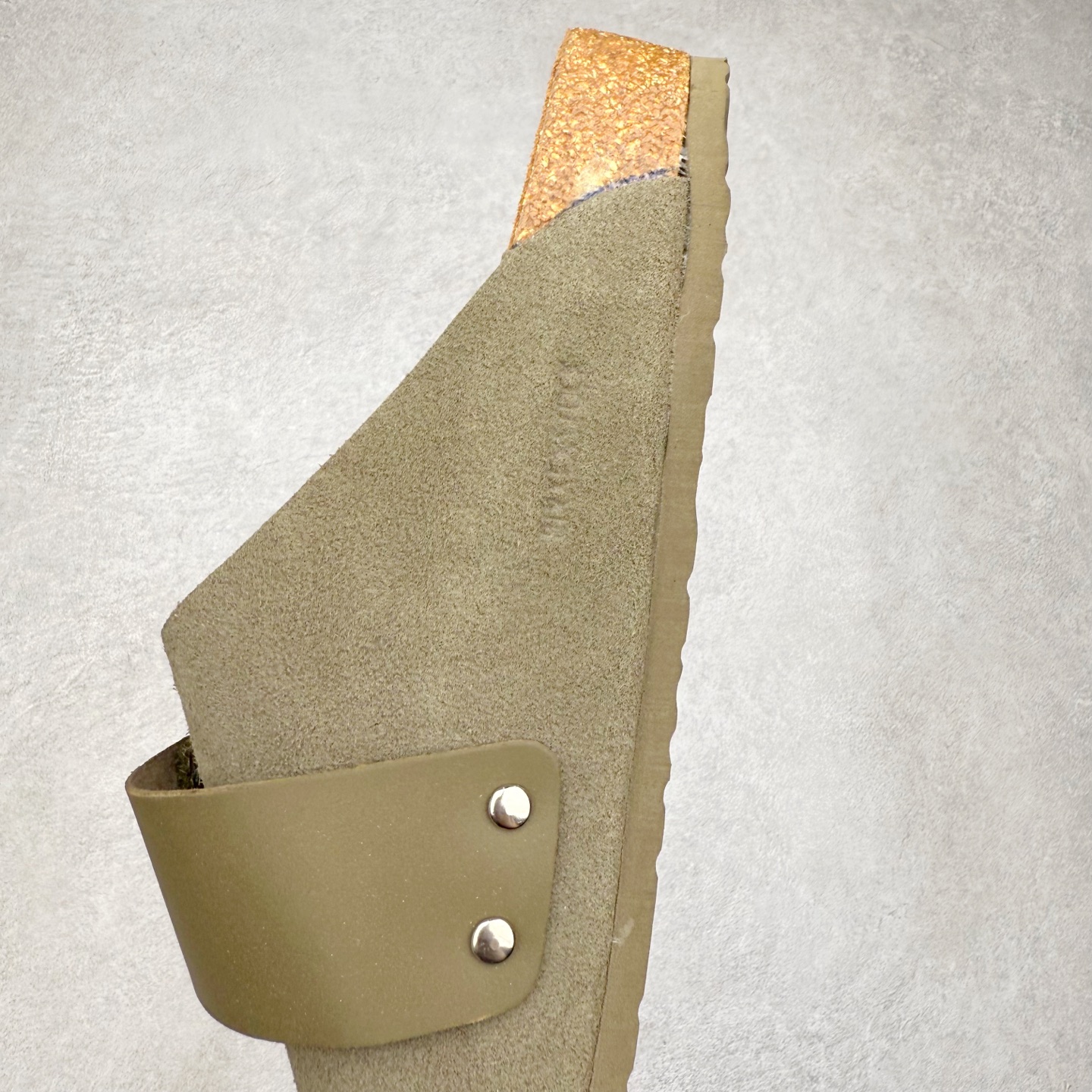 图片[7]-Birkenstock Kyoto 勃肯牛皮绒面革单扣 EVA 防臭一字拖鞋 男女同款 牛皮绒面革质地柔软 搭配可调节鞋扣提升穿着舒适度 人体工学设计分散脚部压力 保护脚踝 软木乳胶鞋床具有一定的收缩性 长时间穿着后能贴合脚型 EVA鞋底回弹性和抗张性力高 具有良好的防震、缓冲性 四季皆宜 柔软的鞋床采用额外的泡沫缓冲层 提供额外的舒适感和全天支撑 全网独家首发 源于德国的严谨工艺 牛巴戎面 中层松木 EVA 三层组合大底 优质牛皮面料五金扣 出口订单 尺码：35-44-选品中心