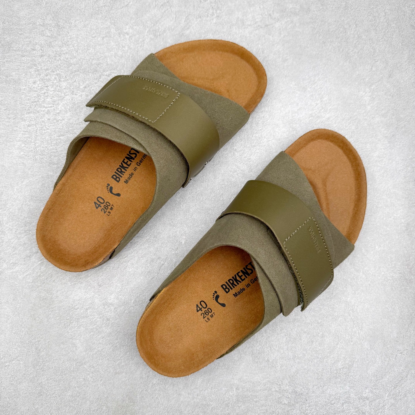 图片[3]-Birkenstock Kyoto 勃肯牛皮绒面革单扣 EVA 防臭一字拖鞋 男女同款 牛皮绒面革质地柔软 搭配可调节鞋扣提升穿着舒适度 人体工学设计分散脚部压力 保护脚踝 软木乳胶鞋床具有一定的收缩性 长时间穿着后能贴合脚型 EVA鞋底回弹性和抗张性力高 具有良好的防震、缓冲性 四季皆宜 柔软的鞋床采用额外的泡沫缓冲层 提供额外的舒适感和全天支撑 全网独家首发 源于德国的严谨工艺 牛巴戎面 中层松木 EVA 三层组合大底 优质牛皮面料五金扣 出口订单 尺码：35-44-选品中心