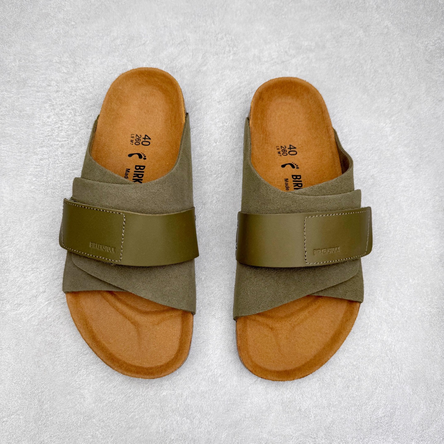 图片[2]-Birkenstock Kyoto 勃肯牛皮绒面革单扣 EVA 防臭一字拖鞋 男女同款 牛皮绒面革质地柔软 搭配可调节鞋扣提升穿着舒适度 人体工学设计分散脚部压力 保护脚踝 软木乳胶鞋床具有一定的收缩性 长时间穿着后能贴合脚型 EVA鞋底回弹性和抗张性力高 具有良好的防震、缓冲性 四季皆宜 柔软的鞋床采用额外的泡沫缓冲层 提供额外的舒适感和全天支撑 全网独家首发 源于德国的严谨工艺 牛巴戎面 中层松木 EVA 三层组合大底 优质牛皮面料五金扣 出口订单 尺码：35-44-选品中心