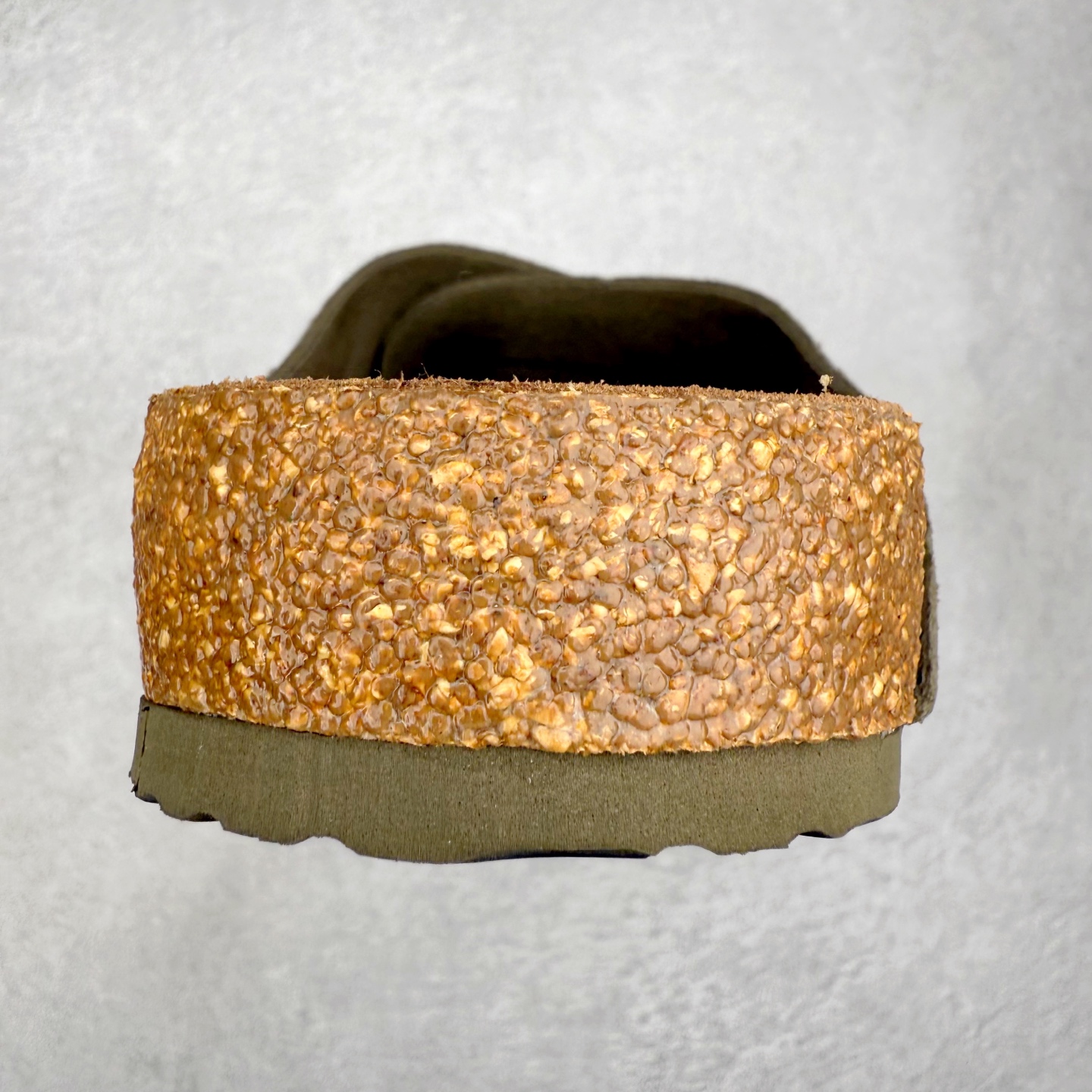 图片[8]-Birkenstock Kyoto 勃肯牛皮绒面革单扣 EVA 防臭一字拖鞋 男女同款 牛皮绒面革质地柔软 搭配可调节鞋扣提升穿着舒适度 人体工学设计分散脚部压力 保护脚踝 软木乳胶鞋床具有一定的收缩性 长时间穿着后能贴合脚型 EVA鞋底回弹性和抗张性力高 具有良好的防震、缓冲性 四季皆宜 柔软的鞋床采用额外的泡沫缓冲层 提供额外的舒适感和全天支撑 全网独家首发 源于德国的严谨工艺 牛巴戎面 中层松木 EVA 三层组合大底 优质牛皮面料五金扣 出口订单 尺码：35-44-选品中心