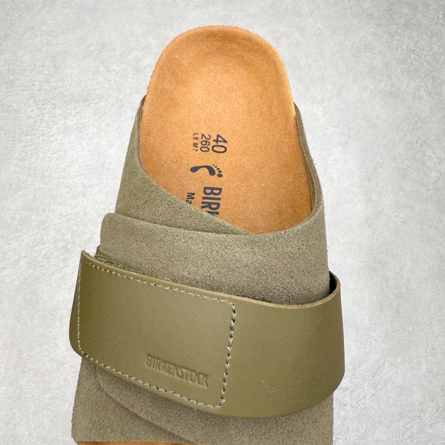 图片[5]-Birkenstock Kyoto 勃肯牛皮绒面革单扣 EVA 防臭一字拖鞋 男女同款 牛皮绒面革质地柔软 搭配可调节鞋扣提升穿着舒适度 人体工学设计分散脚部压力 保护脚踝 软木乳胶鞋床具有一定的收缩性 长时间穿着后能贴合脚型 EVA鞋底回弹性和抗张性力高 具有良好的防震、缓冲性 四季皆宜 柔软的鞋床采用额外的泡沫缓冲层 提供额外的舒适感和全天支撑 全网独家首发 源于德国的严谨工艺 牛巴戎面 中层松木 EVA 三层组合大底 优质牛皮面料五金扣 出口订单 尺码：35-44-选品中心