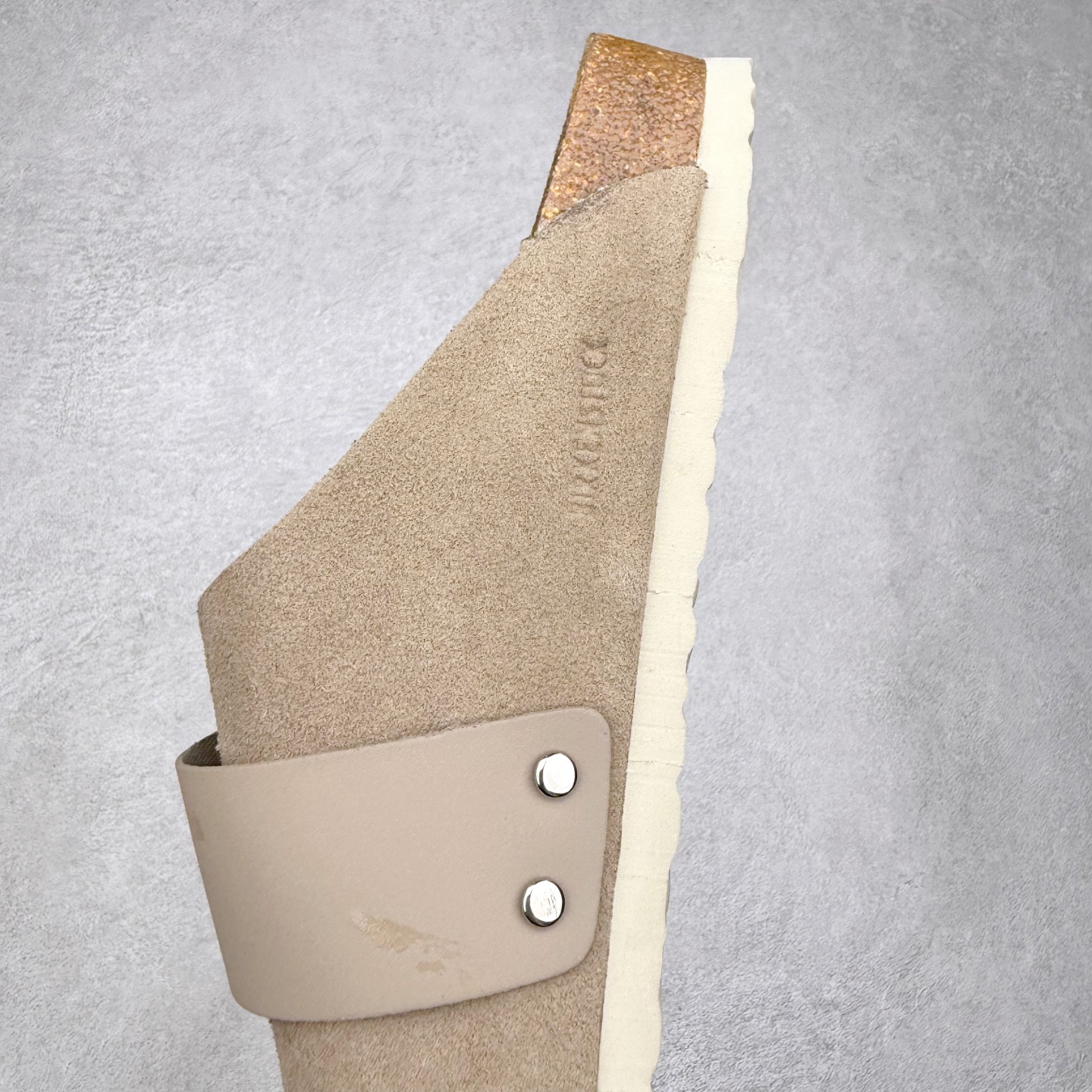 图片[7]-Birkenstock Kyoto 勃肯牛皮绒面革单扣 EVA 防臭一字拖鞋 男女同款 牛皮绒面革质地柔软 搭配可调节鞋扣提升穿着舒适度 人体工学设计分散脚部压力 保护脚踝 软木乳胶鞋床具有一定的收缩性 长时间穿着后能贴合脚型 EVA鞋底回弹性和抗张性力高 具有良好的防震、缓冲性 四季皆宜 柔软的鞋床采用额外的泡沫缓冲层 提供额外的舒适感和全天支撑 全网独家首发 源于德国的严谨工艺 牛巴戎面 中层松木 EVA 三层组合大底 优质牛皮面料五金扣 出口订单 尺码：35-44-选品中心