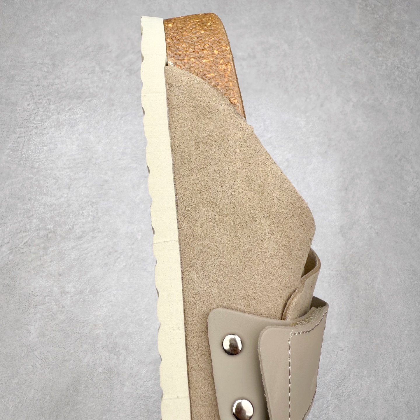 图片[6]-Birkenstock Kyoto 勃肯牛皮绒面革单扣 EVA 防臭一字拖鞋 男女同款 牛皮绒面革质地柔软 搭配可调节鞋扣提升穿着舒适度 人体工学设计分散脚部压力 保护脚踝 软木乳胶鞋床具有一定的收缩性 长时间穿着后能贴合脚型 EVA鞋底回弹性和抗张性力高 具有良好的防震、缓冲性 四季皆宜 柔软的鞋床采用额外的泡沫缓冲层 提供额外的舒适感和全天支撑 全网独家首发 源于德国的严谨工艺 牛巴戎面 中层松木 EVA 三层组合大底 优质牛皮面料五金扣 出口订单 尺码：35-44-选品中心